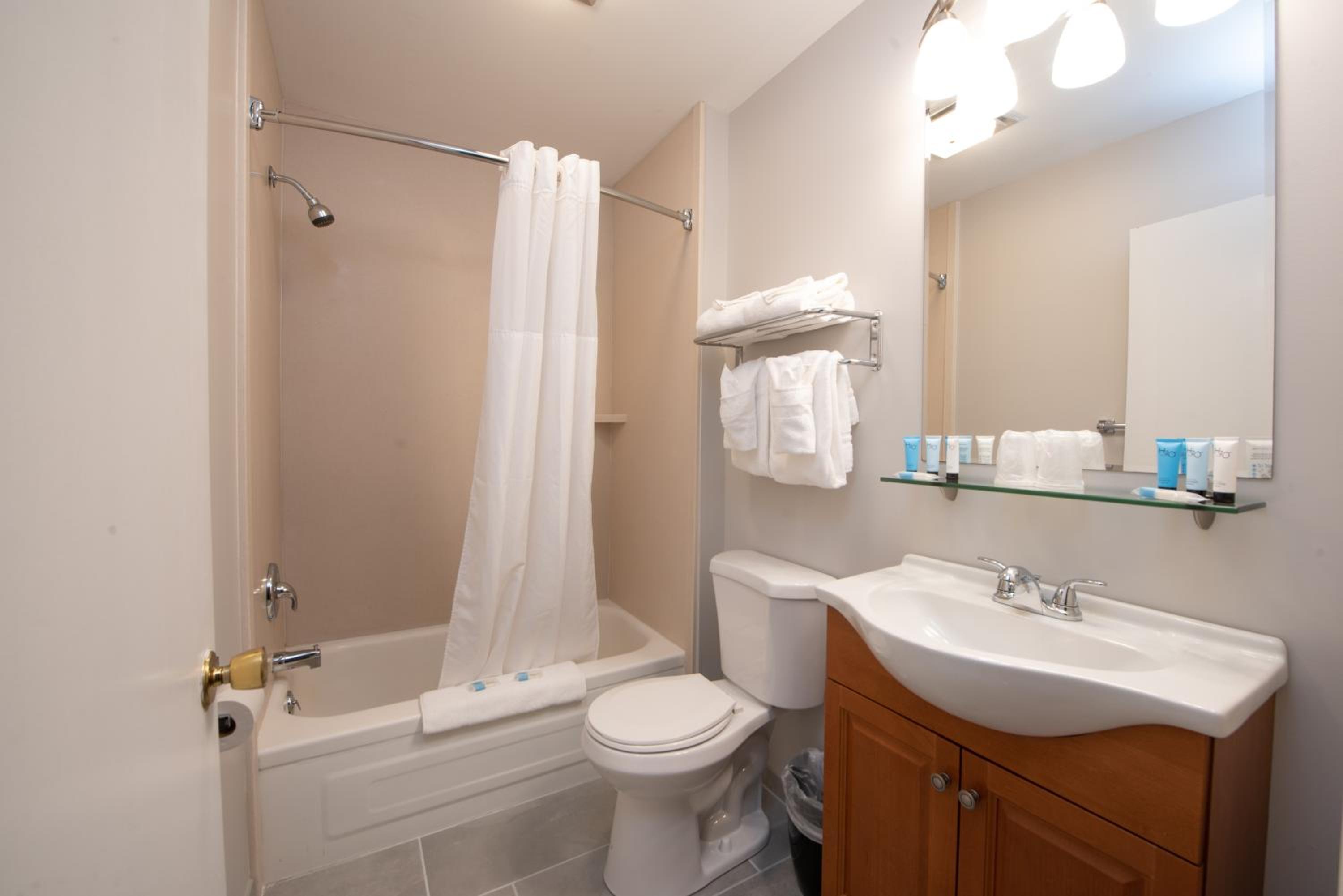 Center Room with Two Queen Beds photo 3
