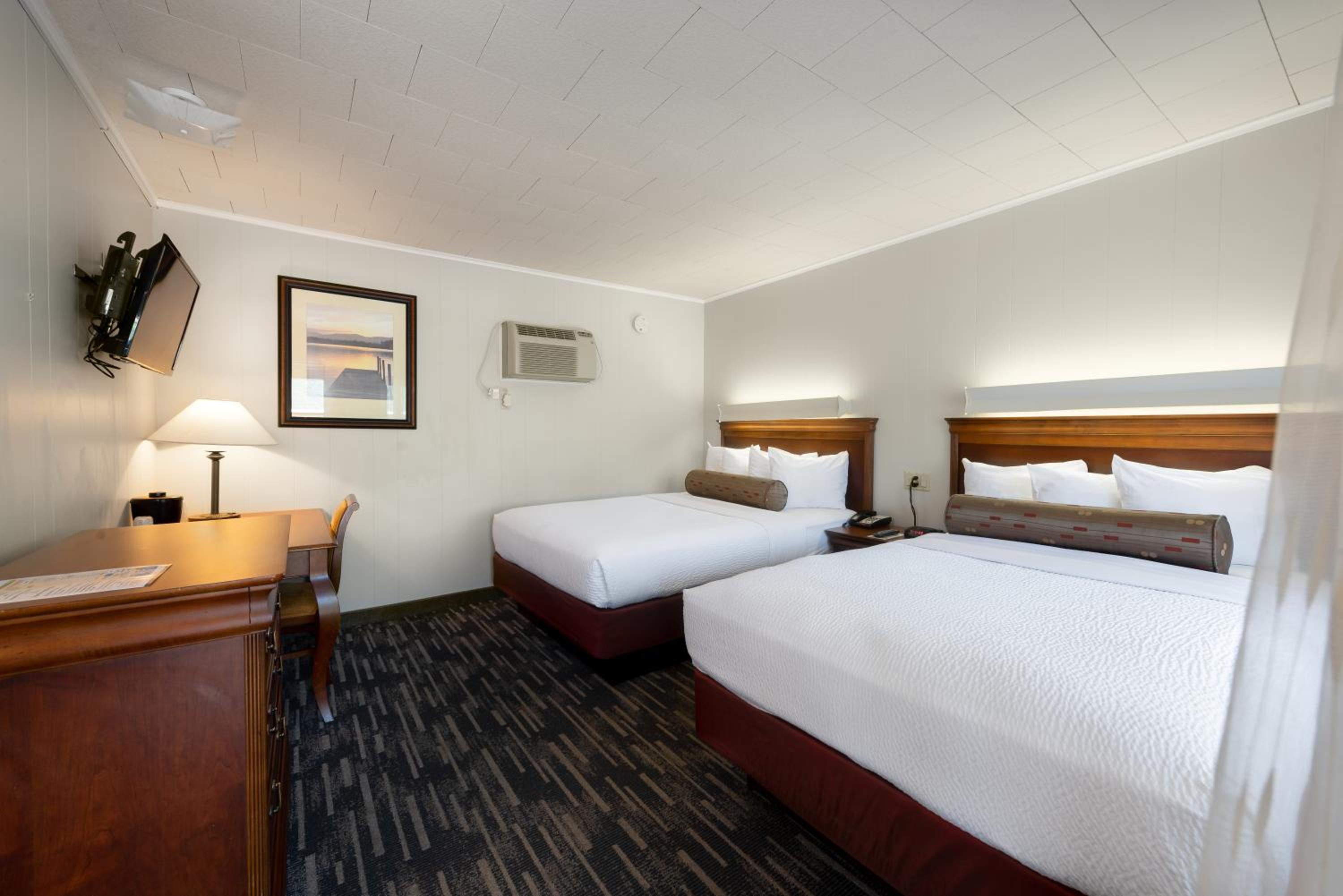 Center Room with Queen and Double Bed Back of the Building photo 3
