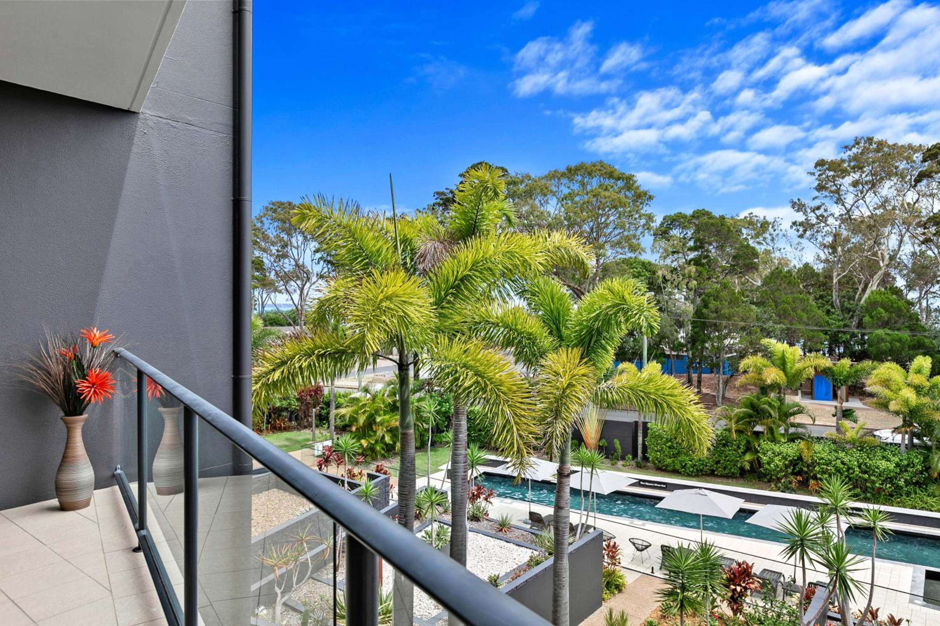 Two-Bedroom Apartment with Pool View photo 3