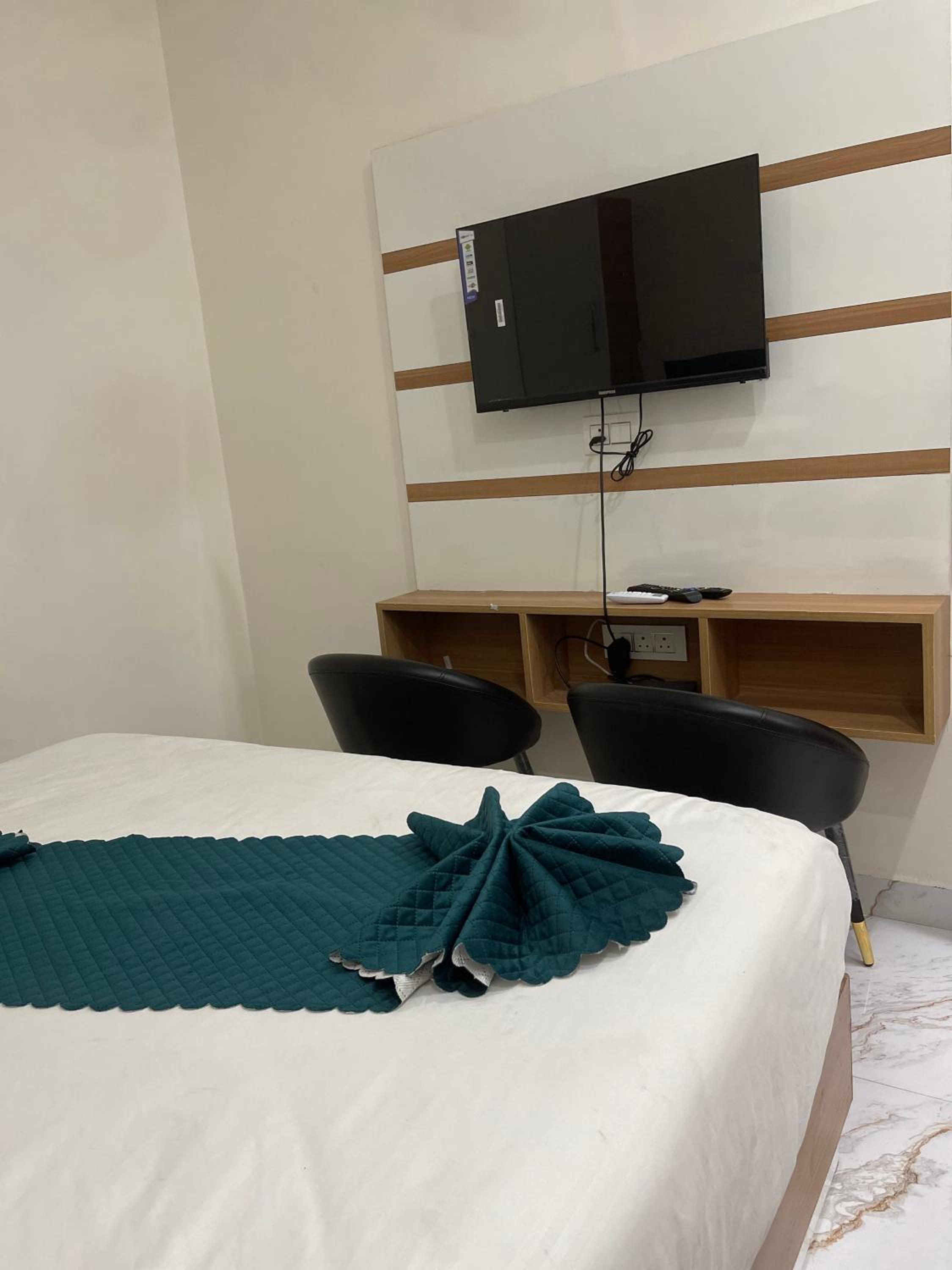Deluxe Double Room (2 Adults + 1 Child)