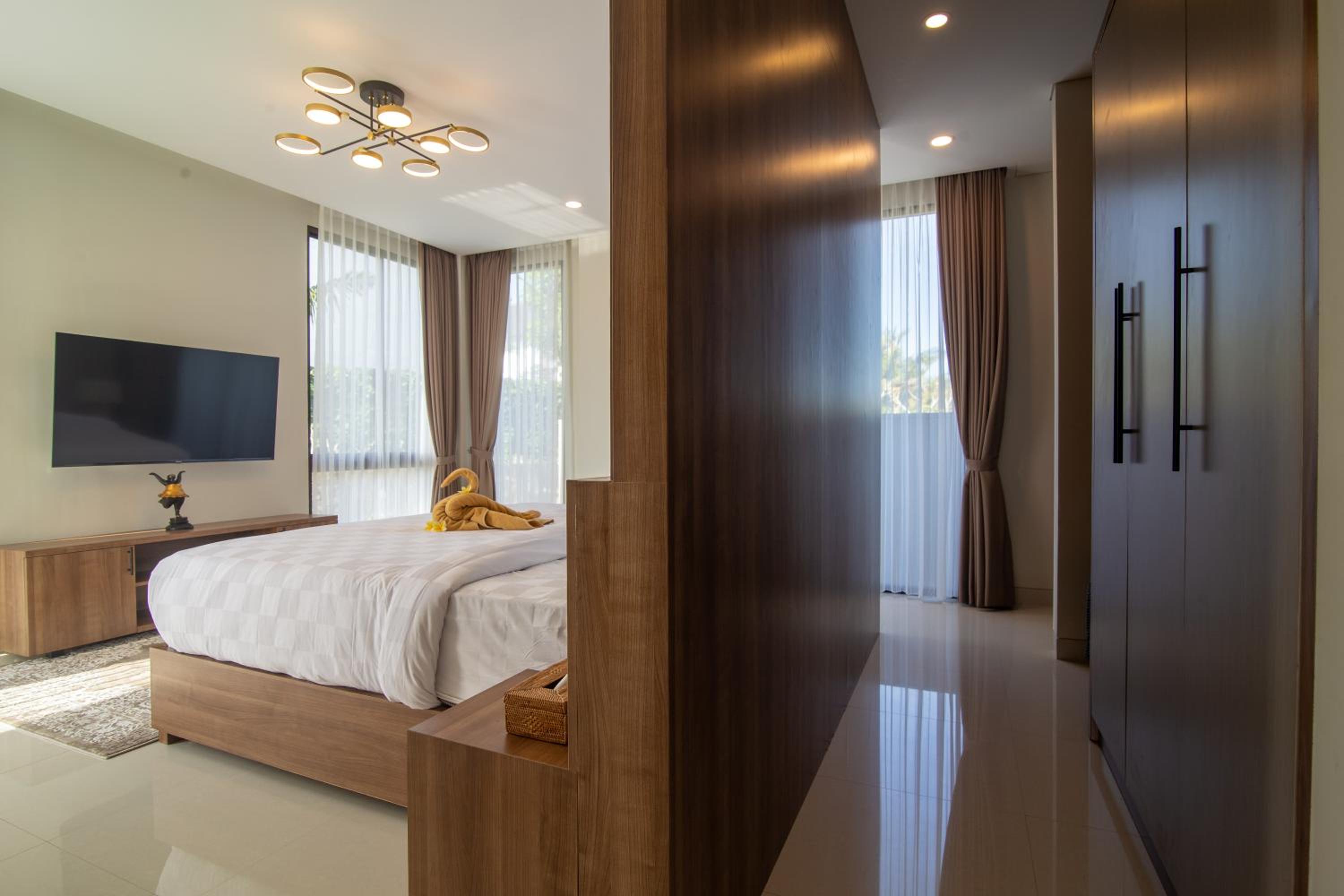 Four-Bedroom Villa with Private Pool - Photo 32