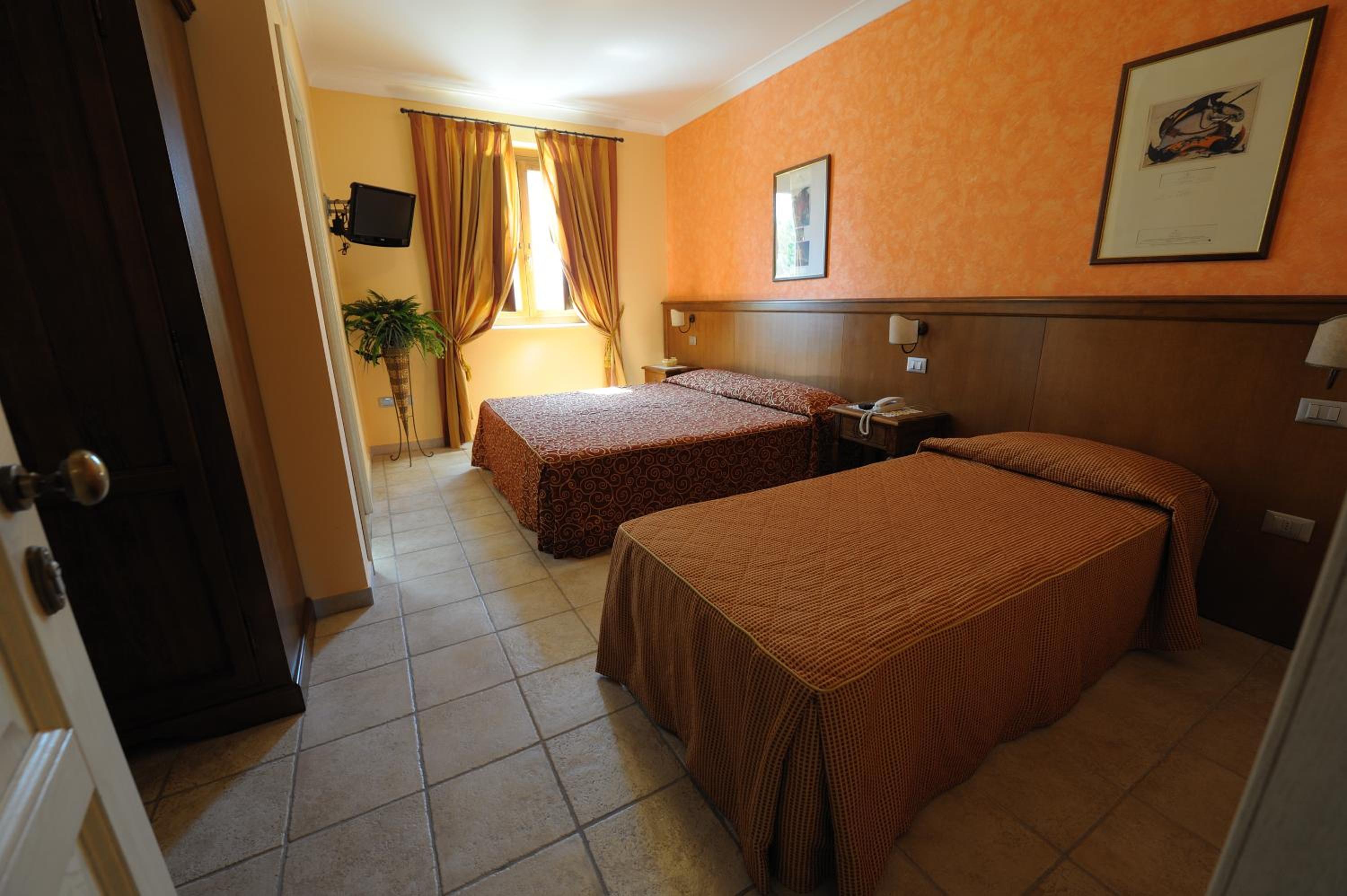 Basic Triple Room photo 1