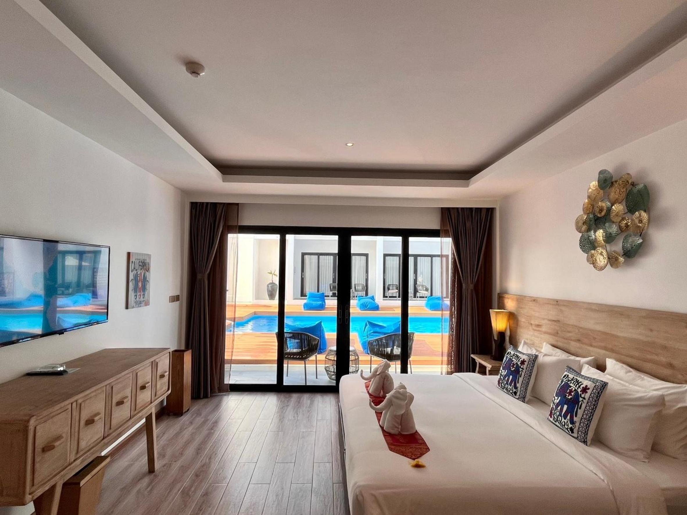 Grand Deluxe Poolside - Photo 10
