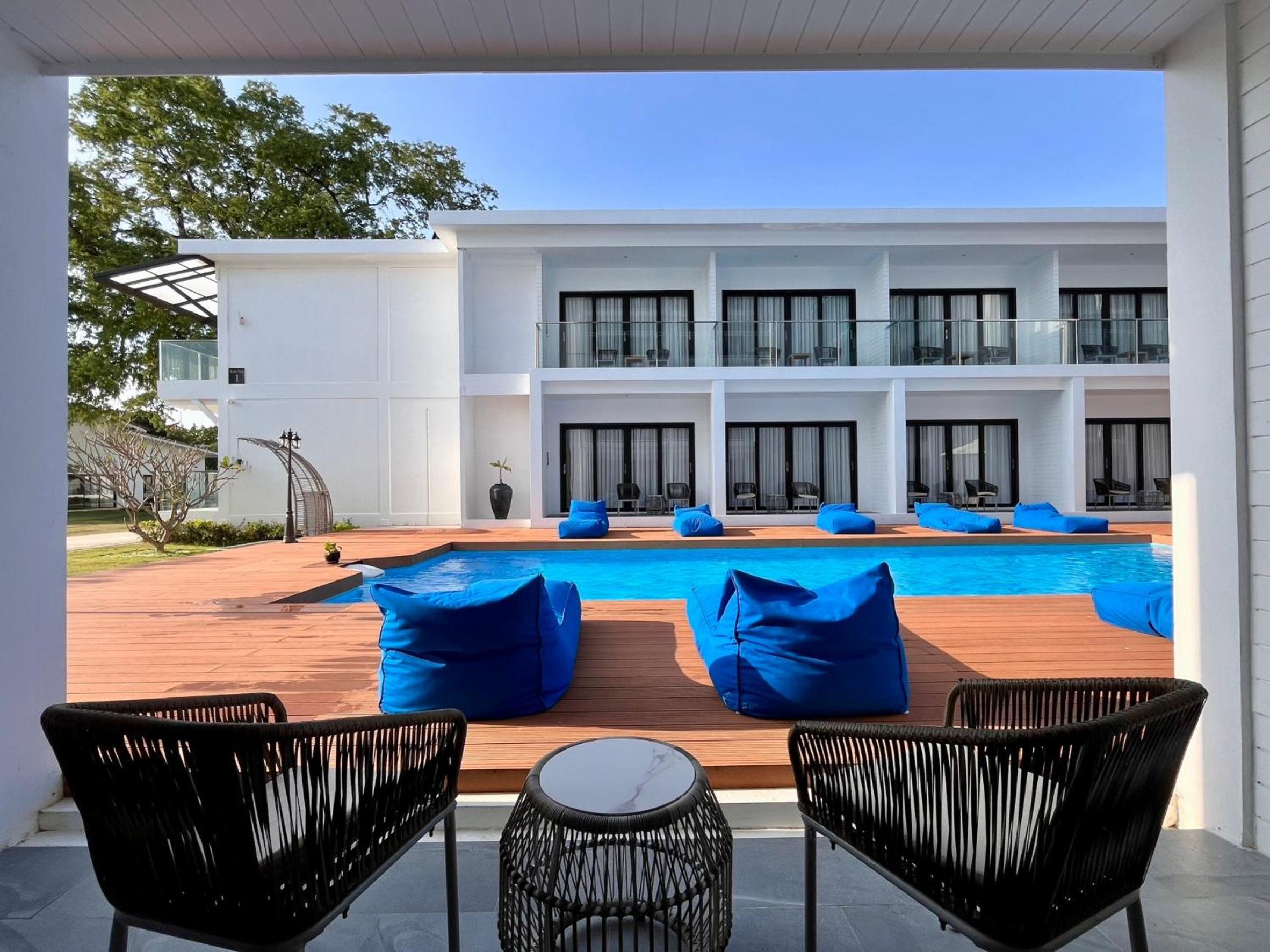 Grand Deluxe Poolside - Photo 7