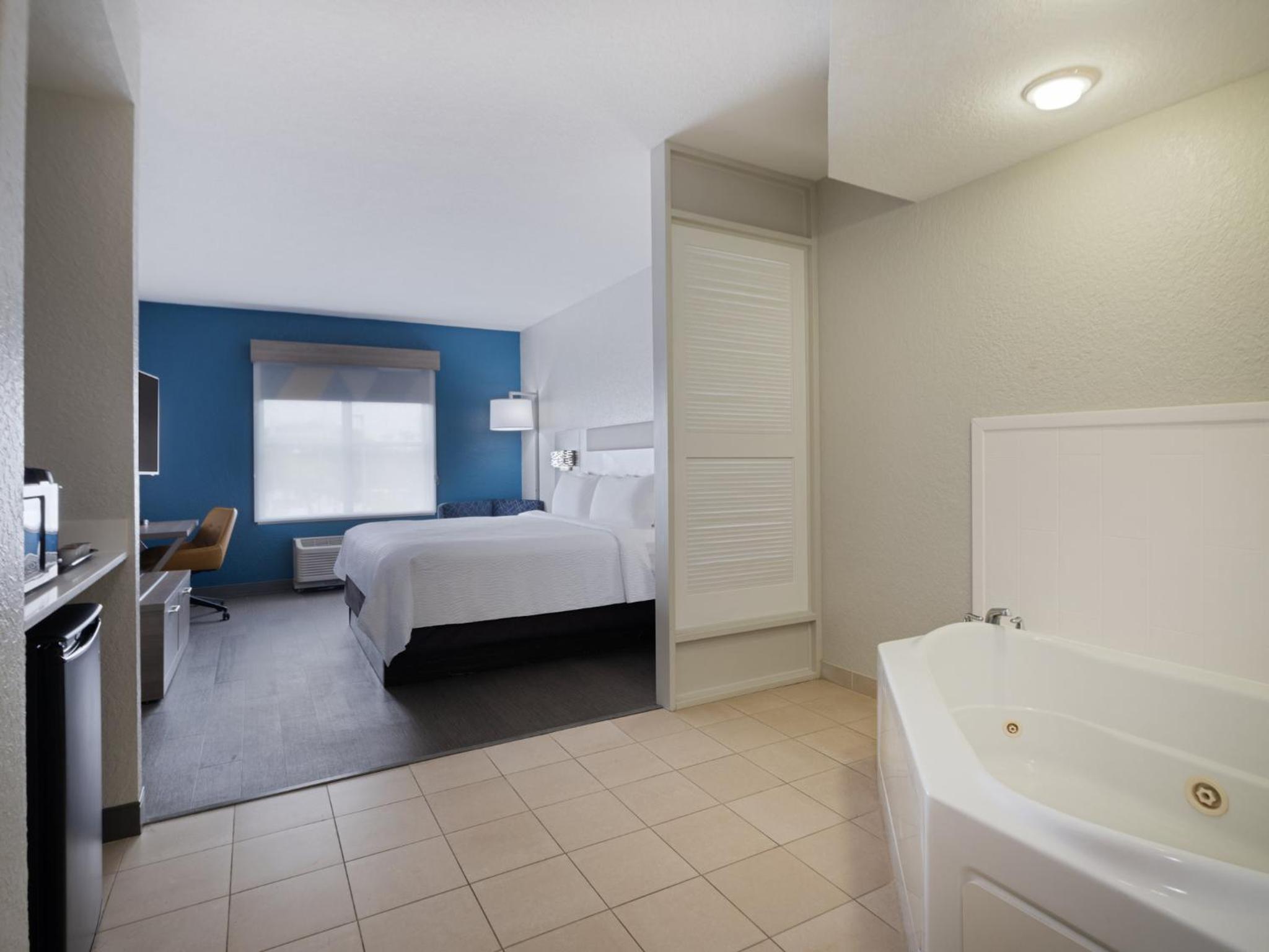King Room with Jetted Tub - Photo 3