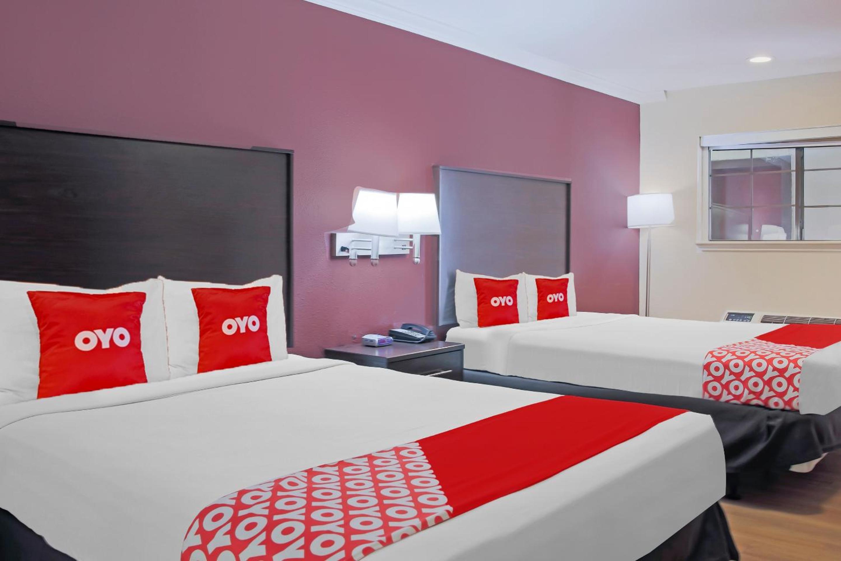 Queen Room with Two Queen Beds photo 2