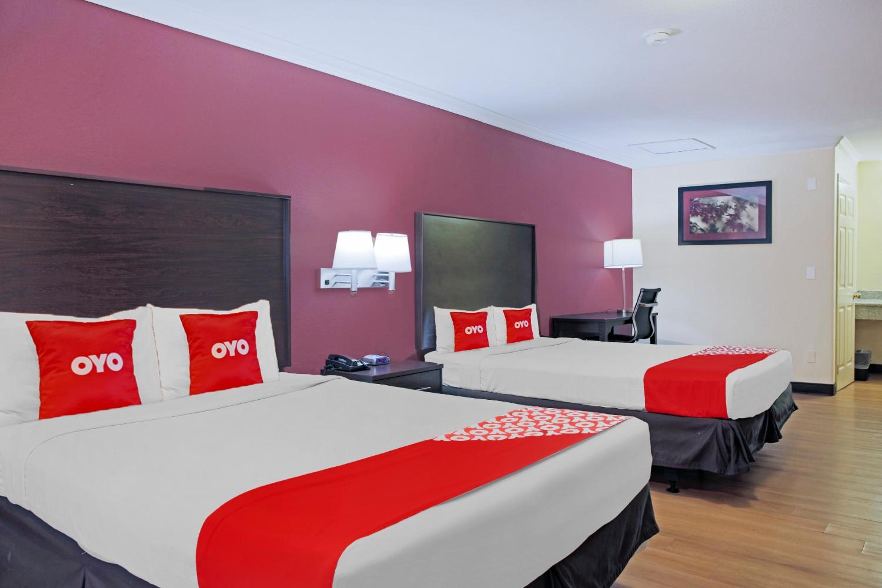 Queen Room with Two Queen Beds - Disability Access photo 2