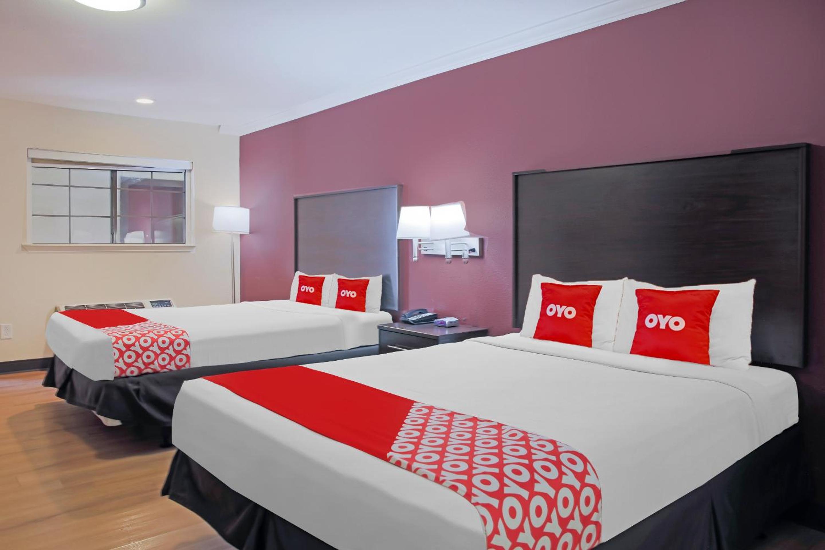Queen Room with Two Queen Beds photo 3