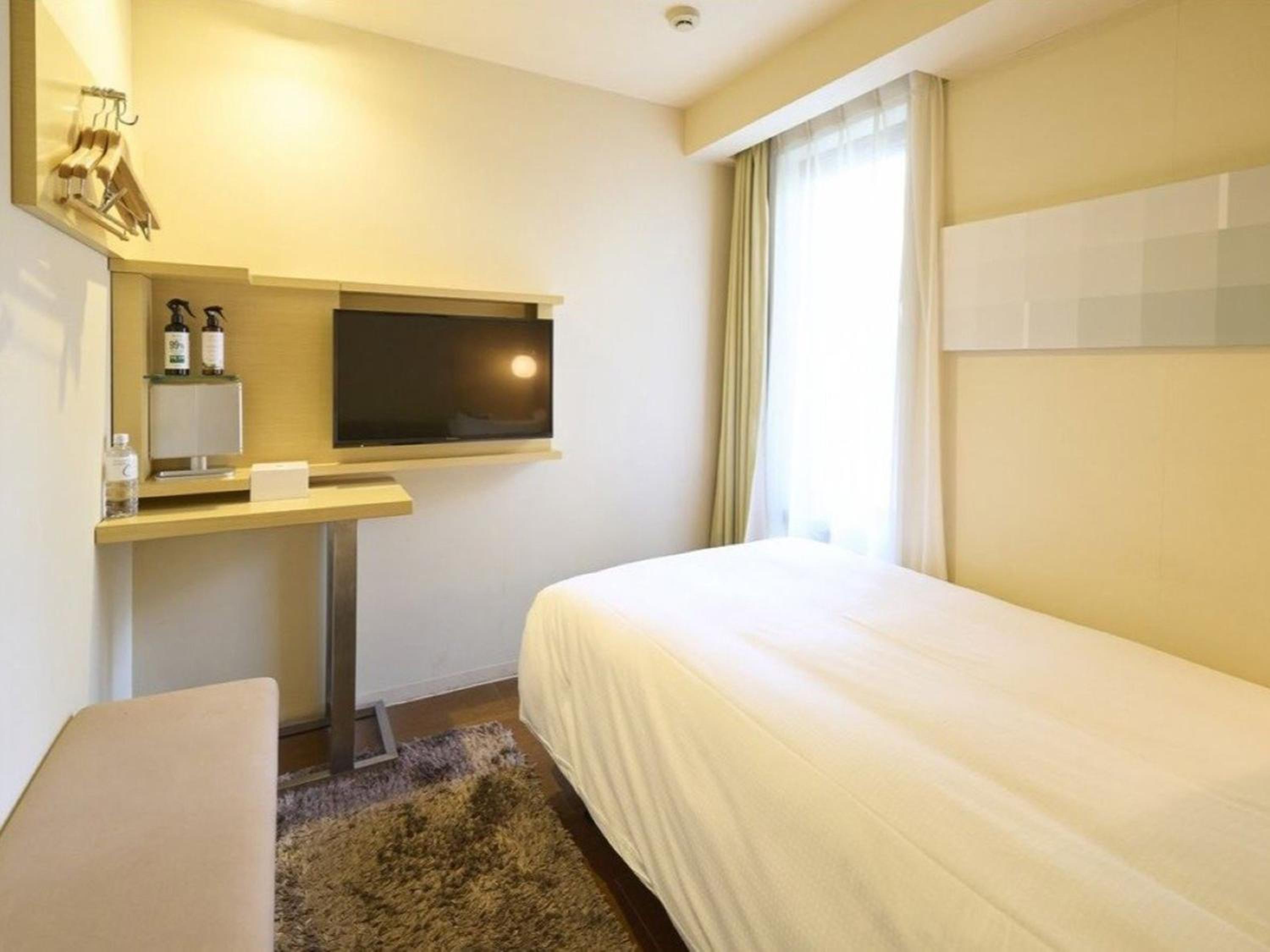 Compact Single Room - Smoking photo 3