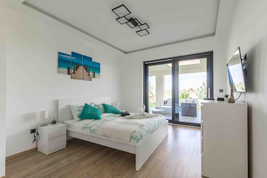 Three-Bedroom Villa photo 1
