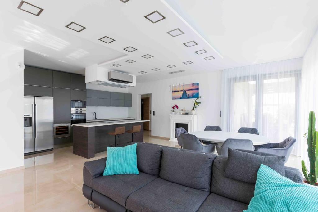 Three-Bedroom Villa photo 3