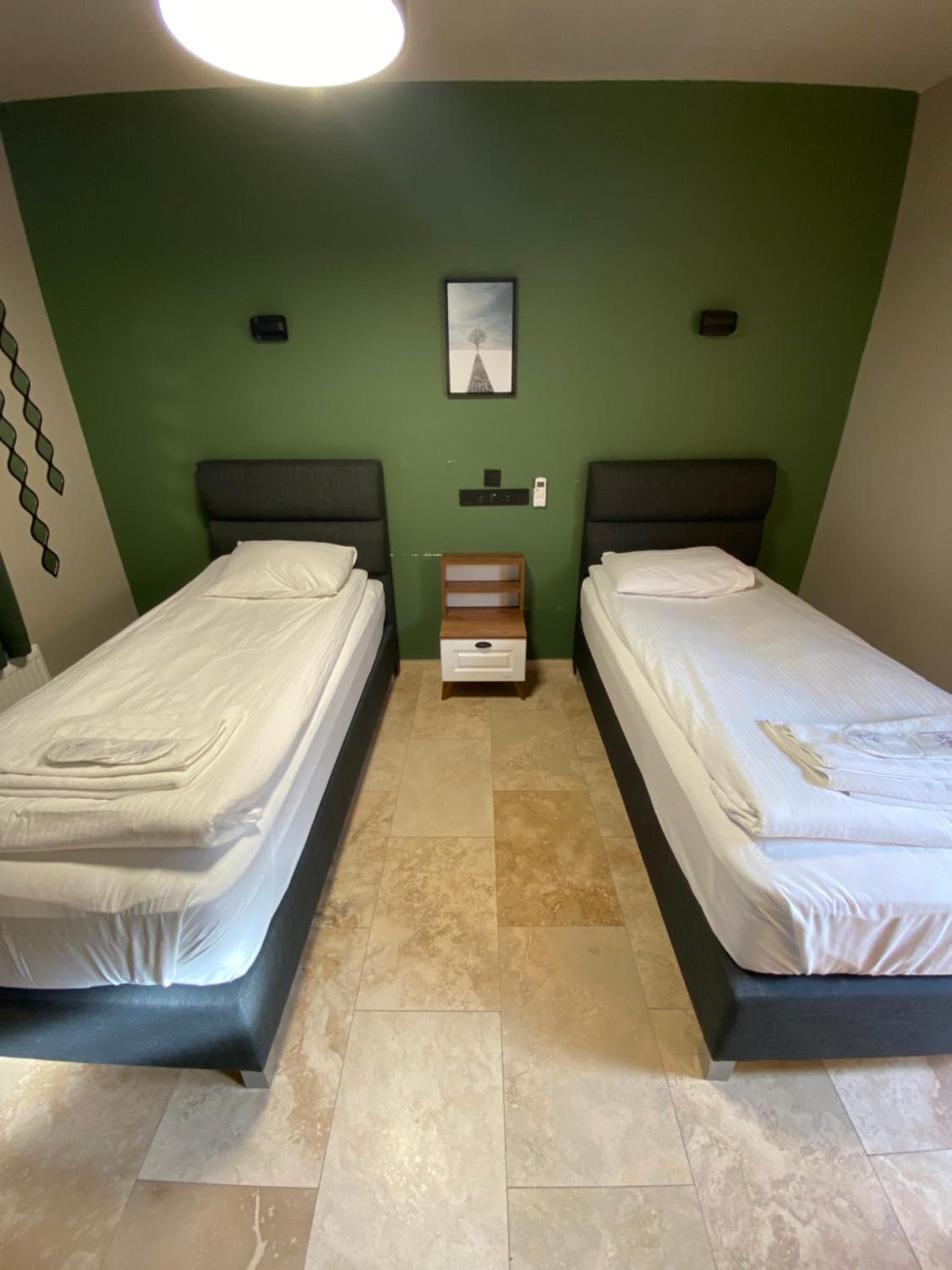 Standard Double or Twin Room - Photo 9