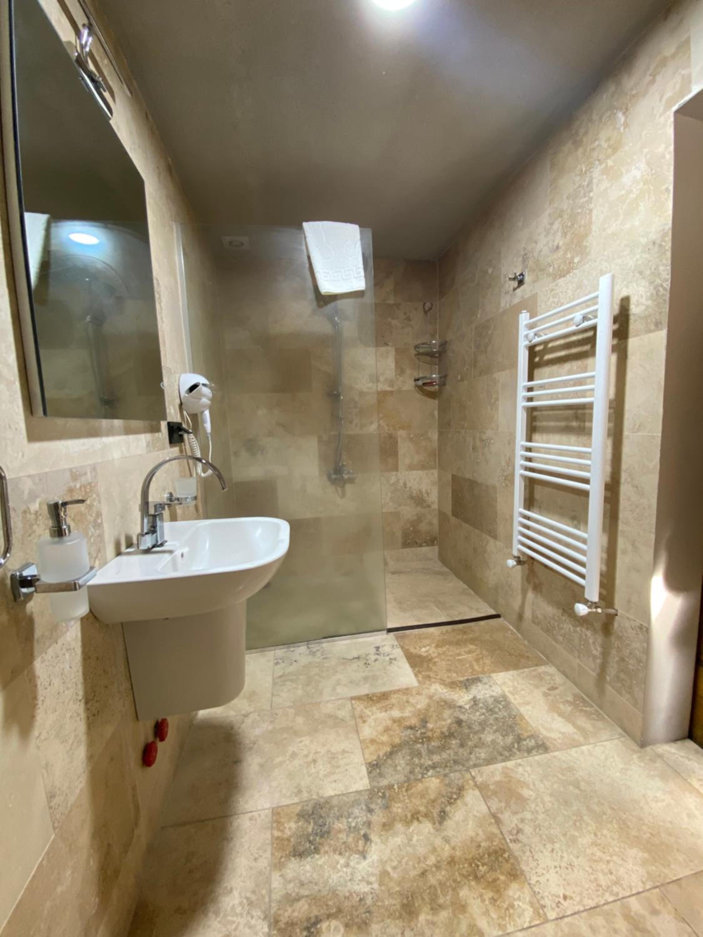Standard Double or Twin Room with Balcony - Photo 12