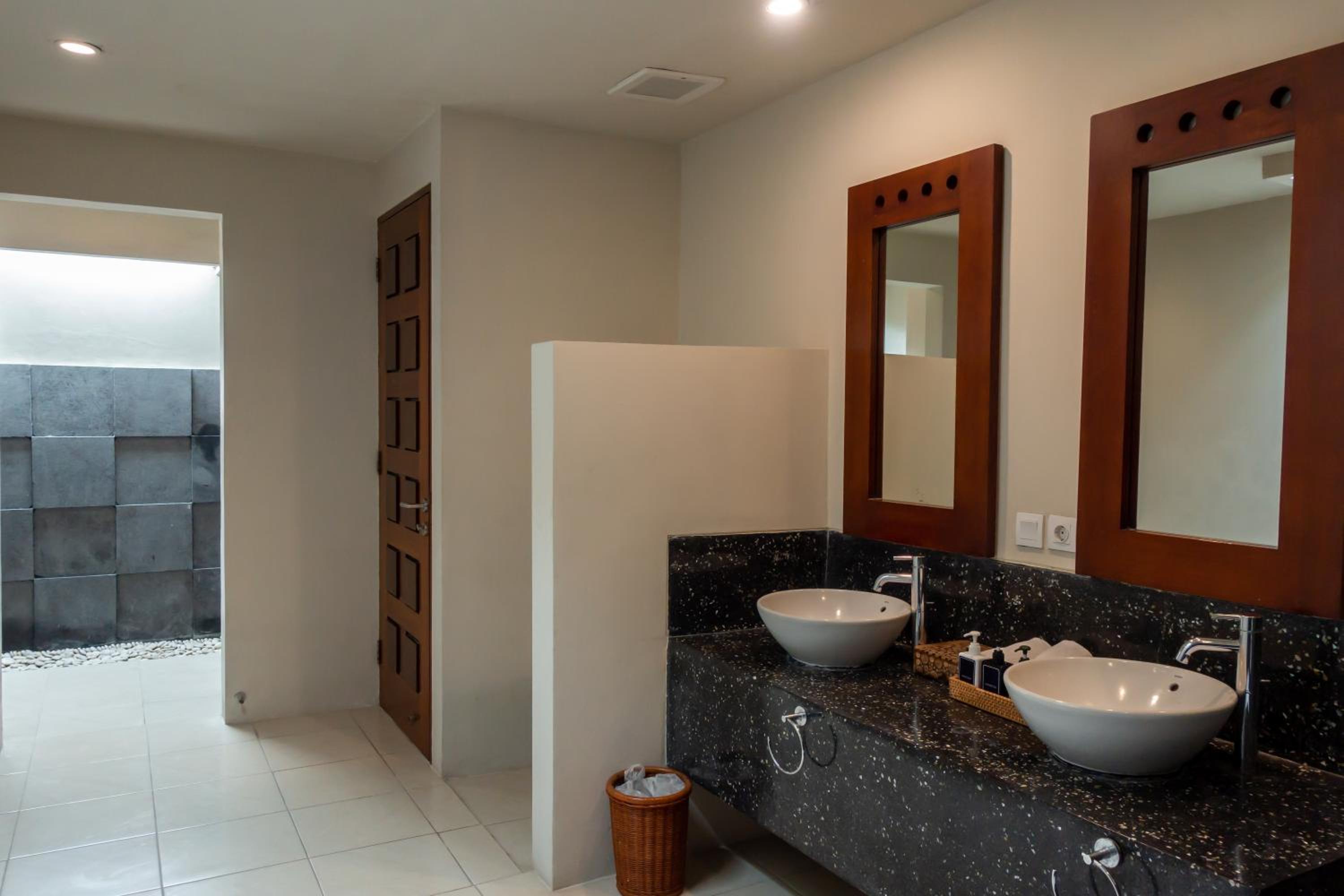 Four-Bedroom Villa with Private Pool and Garden - Photo 13