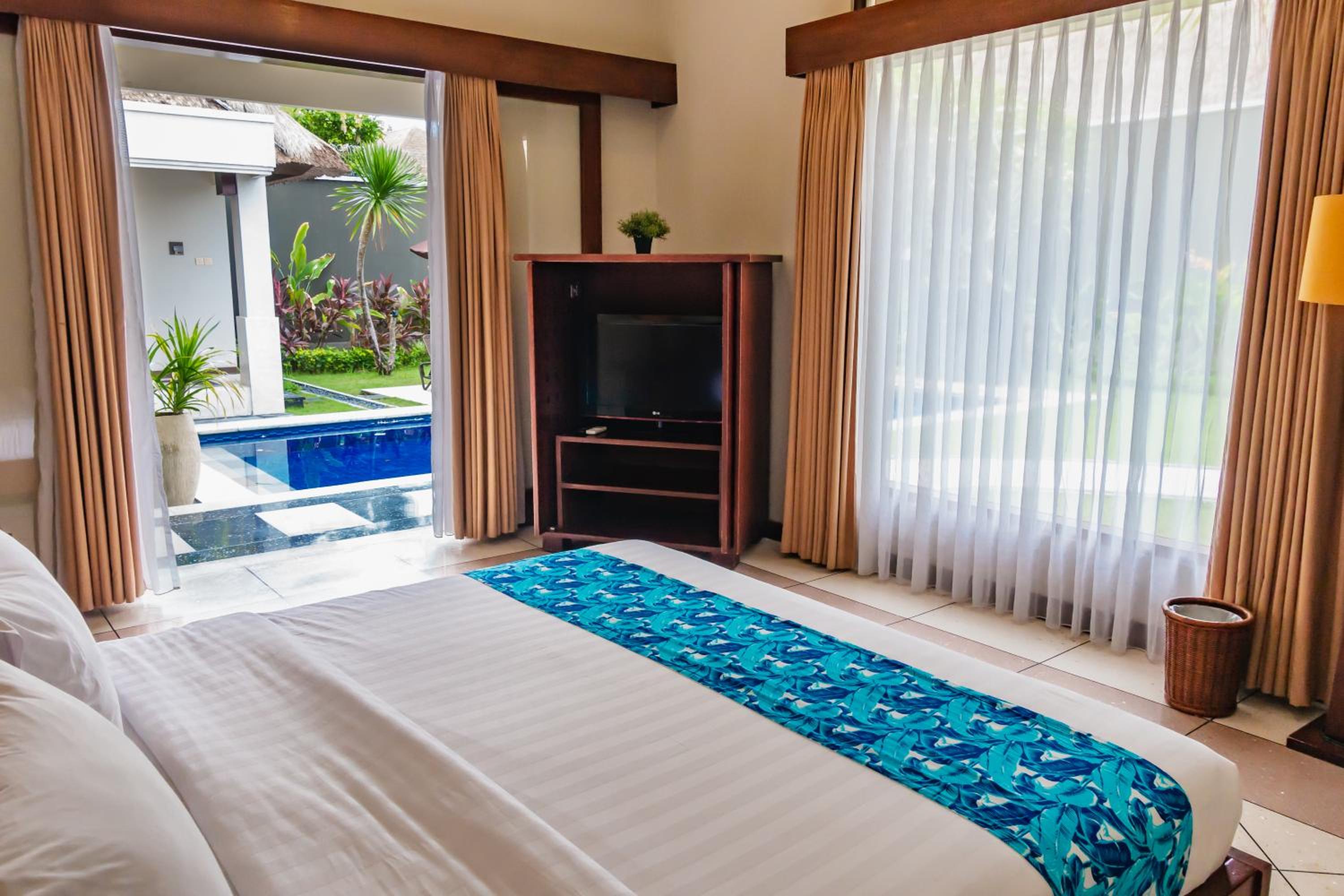 Four-Bedroom Villa with Private Pool and Garden - Photo 1