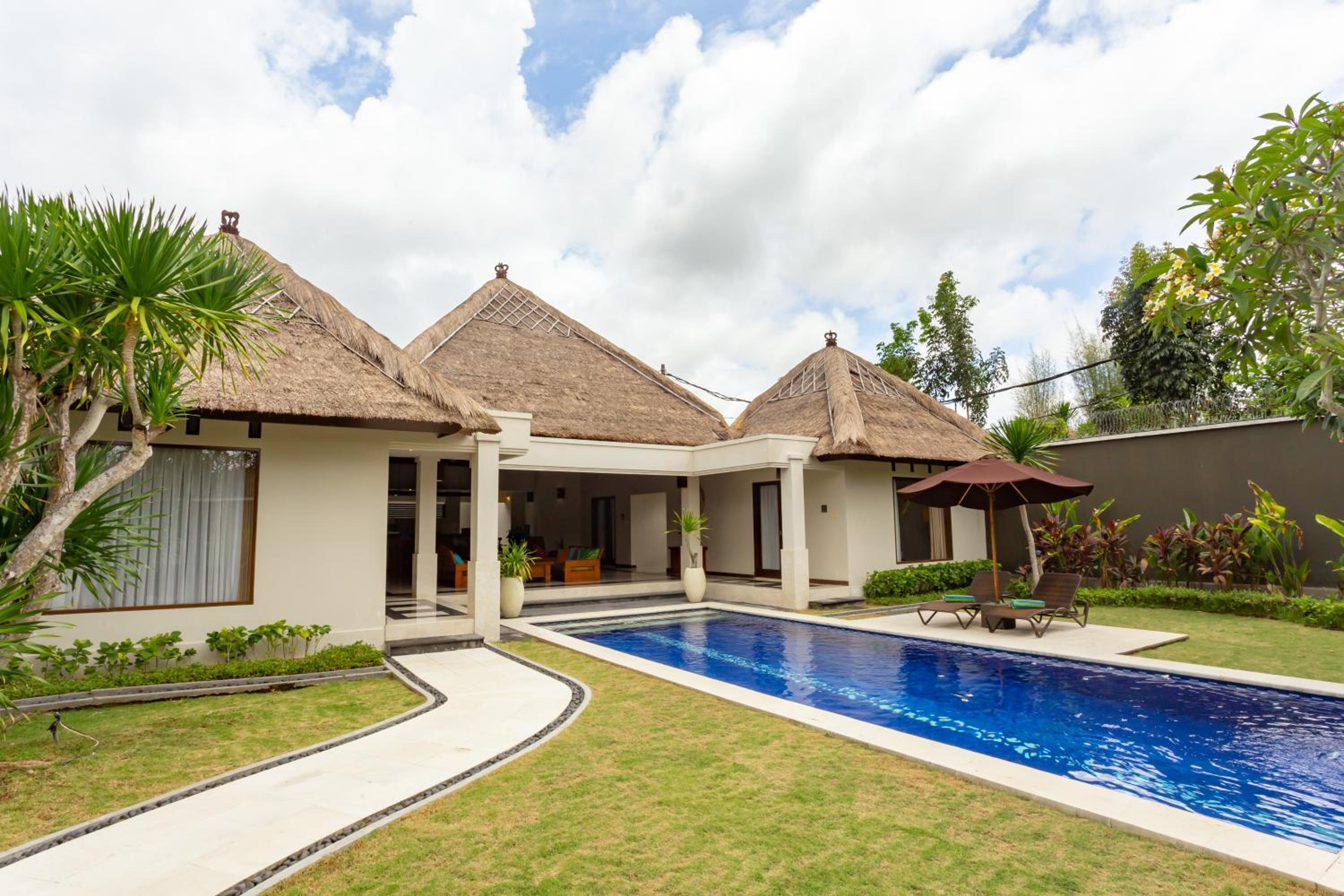 Four-Bedroom Villa with Private Pool and Garden - Photo 11