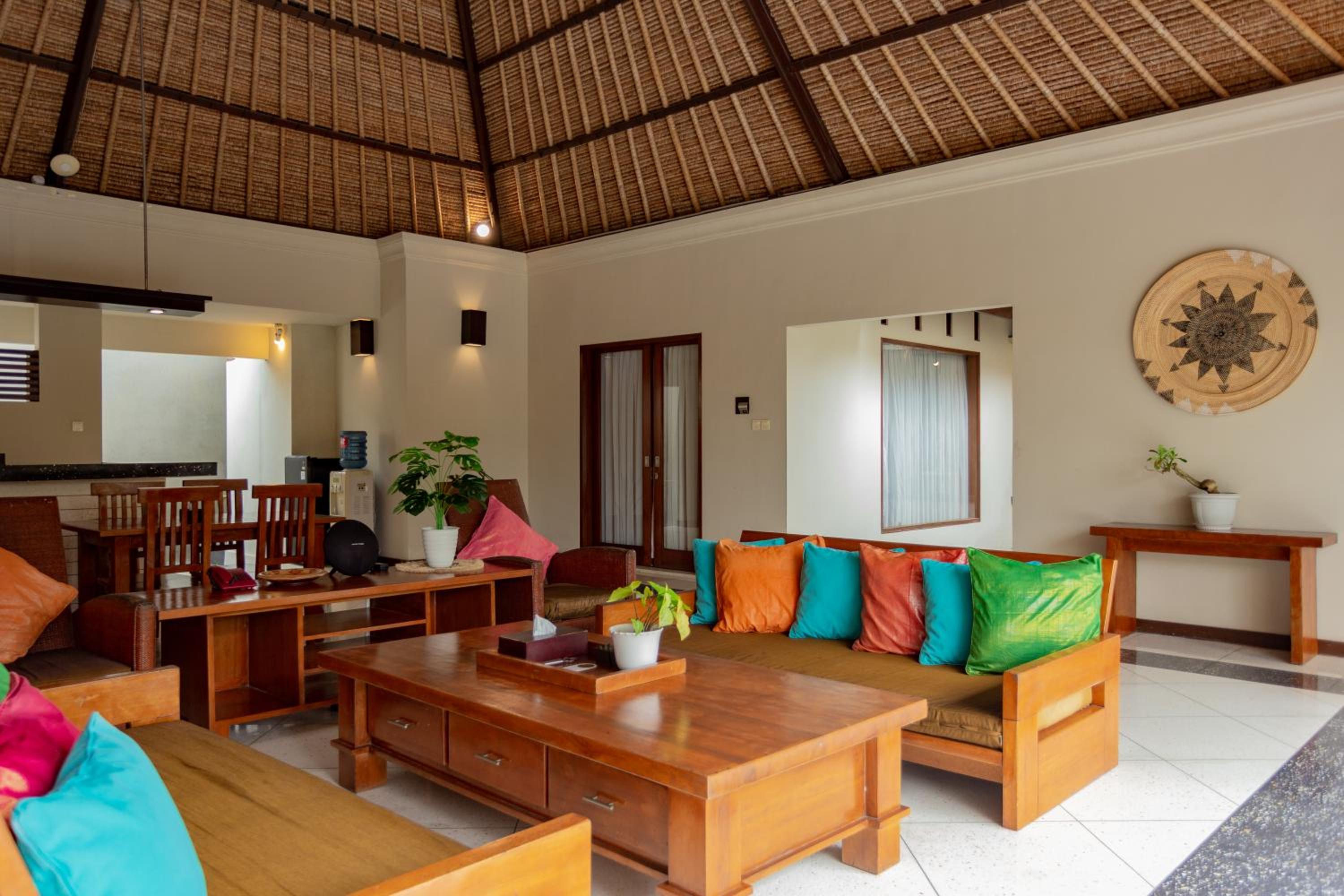 Four-Bedroom Villa with Private Pool and Garden - Photo 4