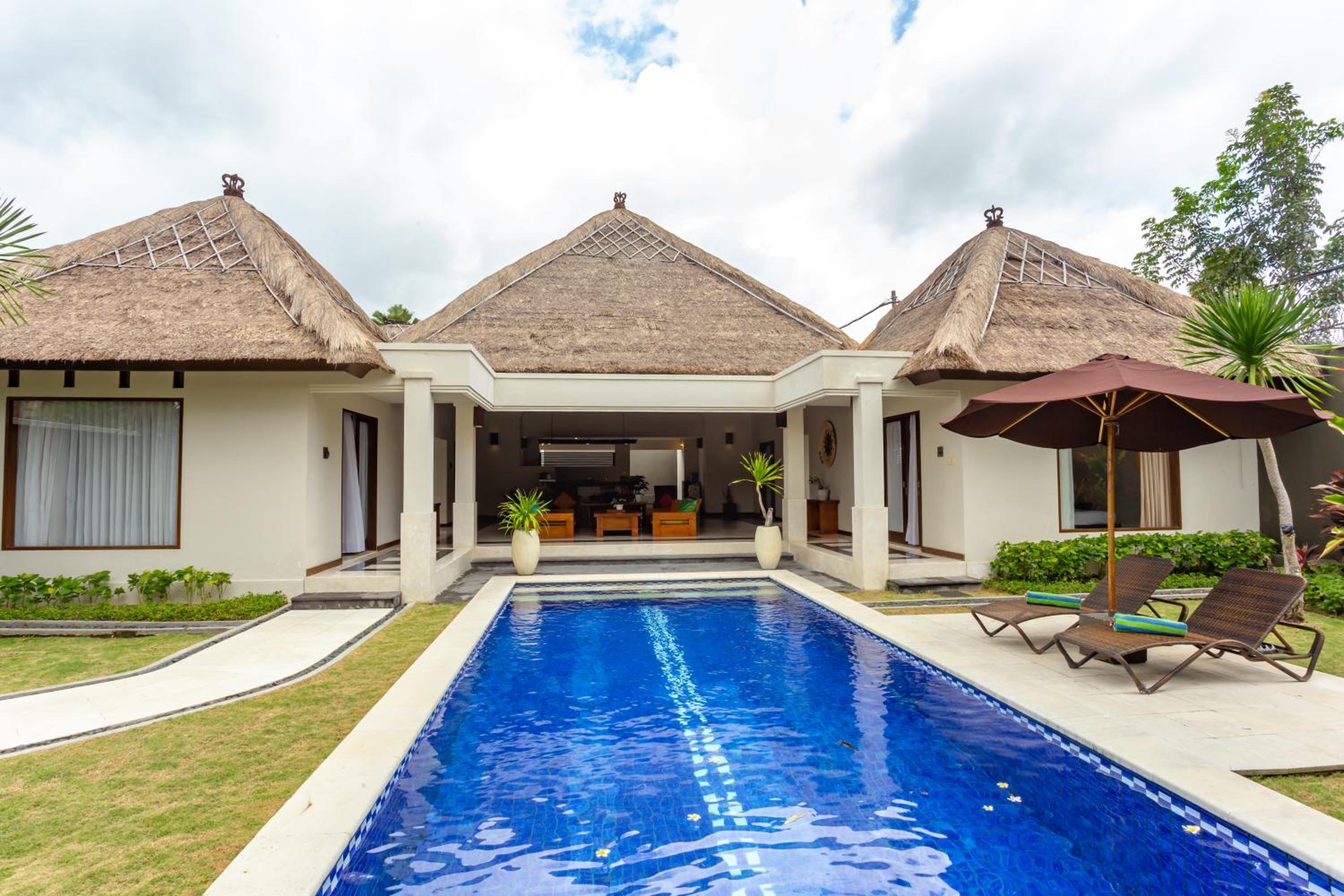 Four-Bedroom Villa with Private Pool and Garden - Photo 9