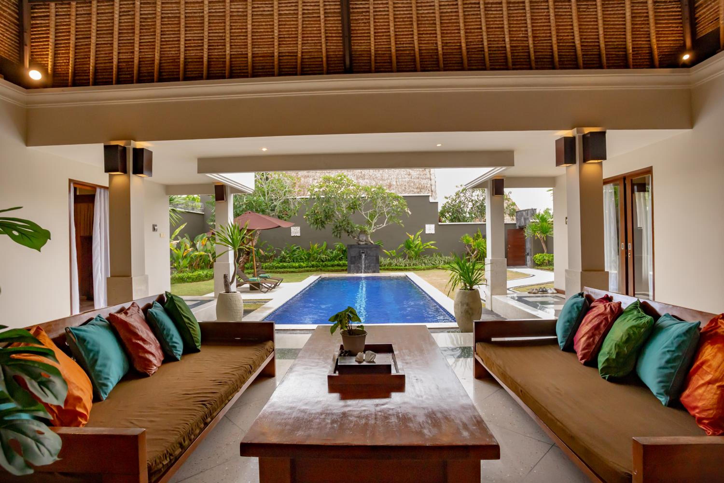 Four-Bedroom Villa with Private Pool and Garden - Photo 6