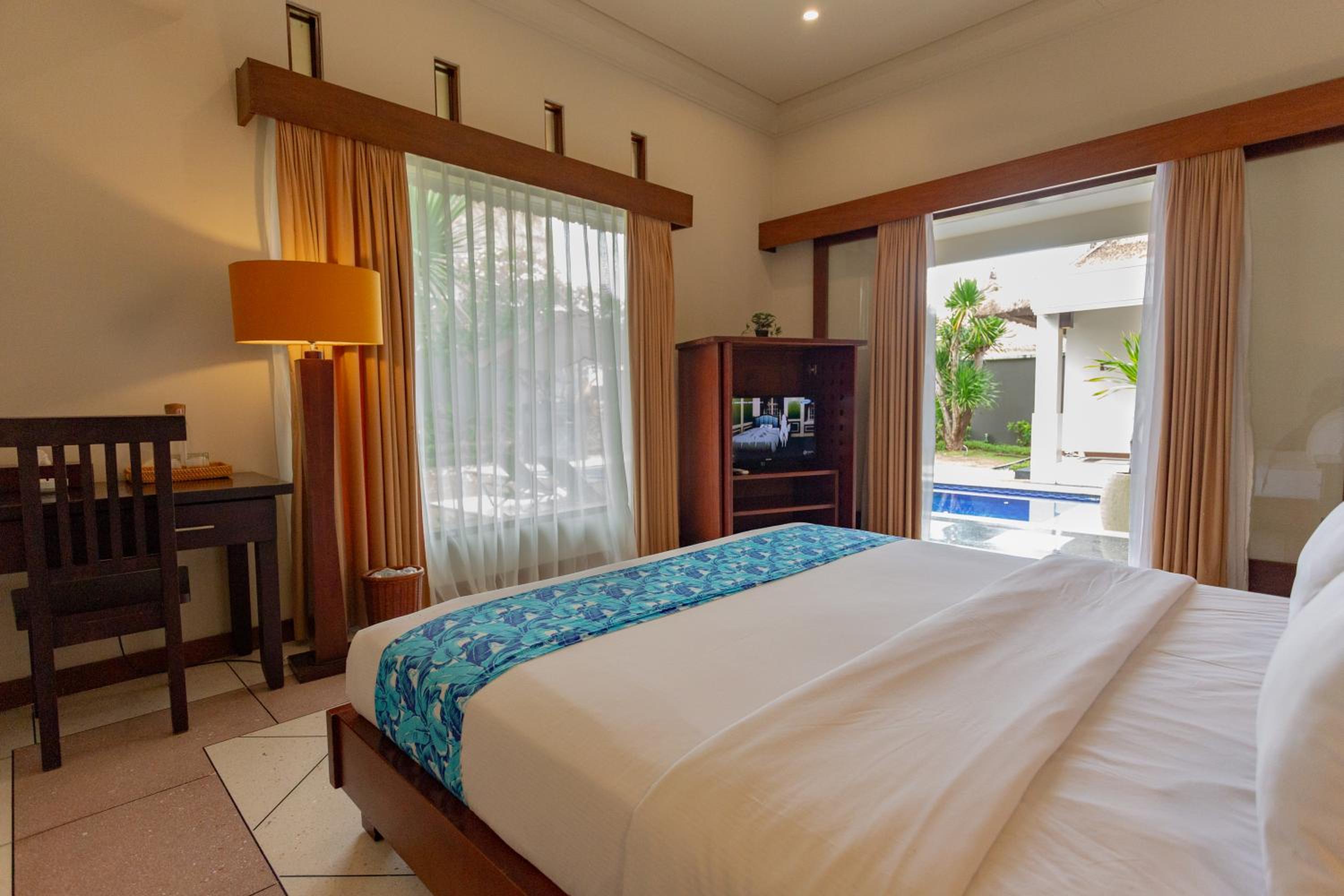 Four-Bedroom Villa with Private Pool and Garden - Photo 8