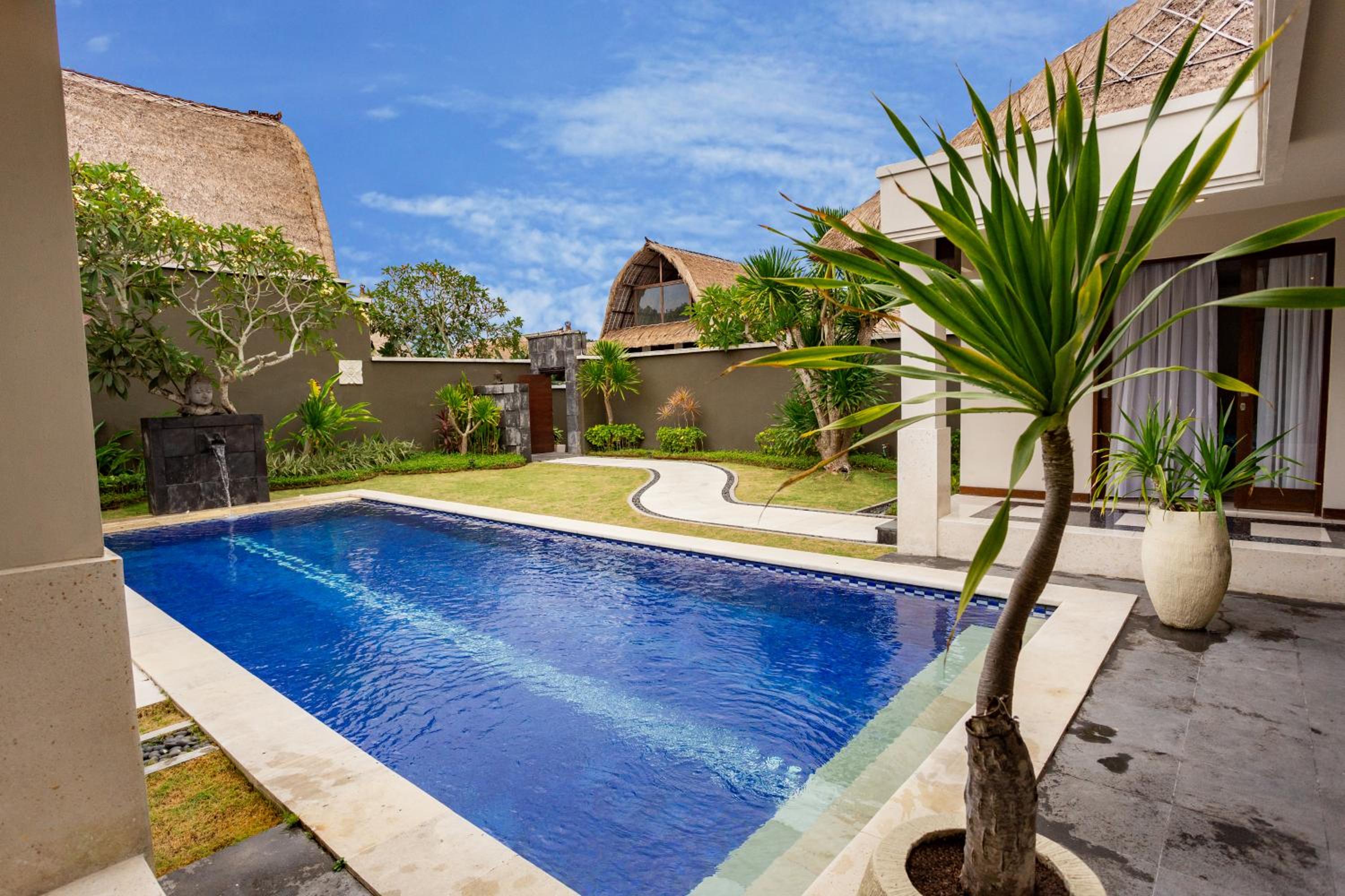 Four-Bedroom Villa with Private Pool and Garden - Photo 2