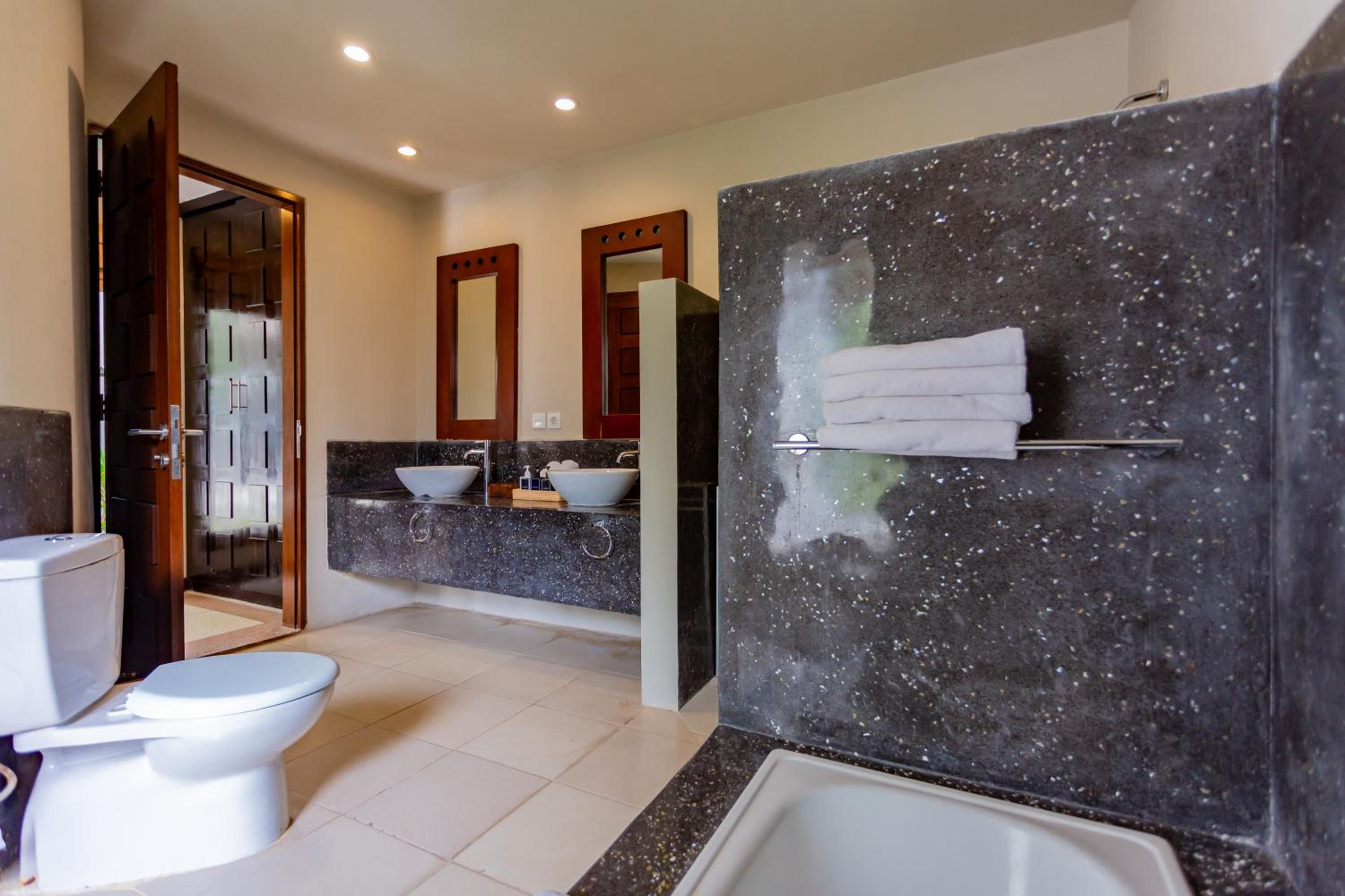 Three-Bedroom Villa with Private Pool and Garden - Photo 3