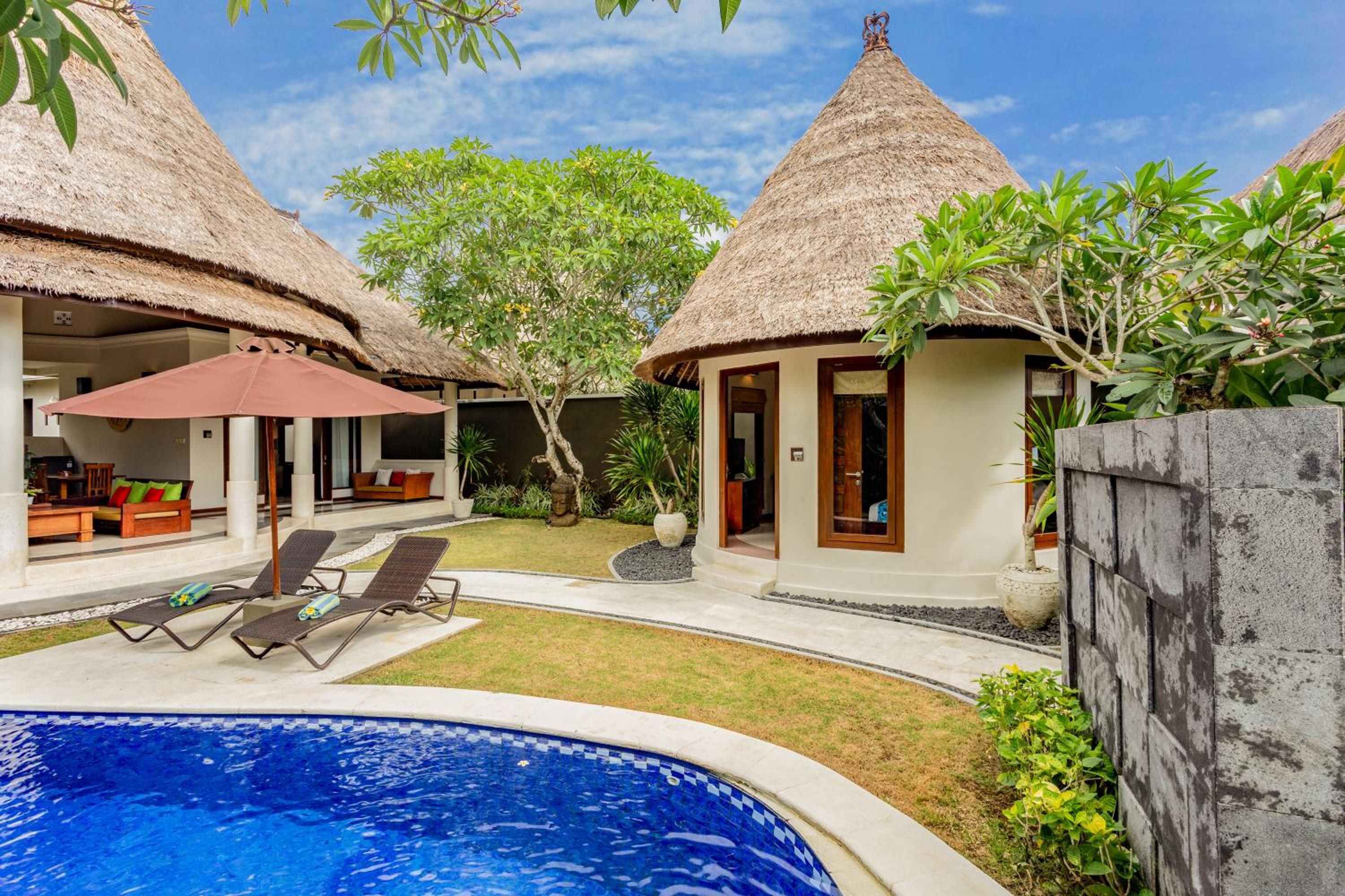 Three-Bedroom Villa with Private Pool and Garden - Photo 11