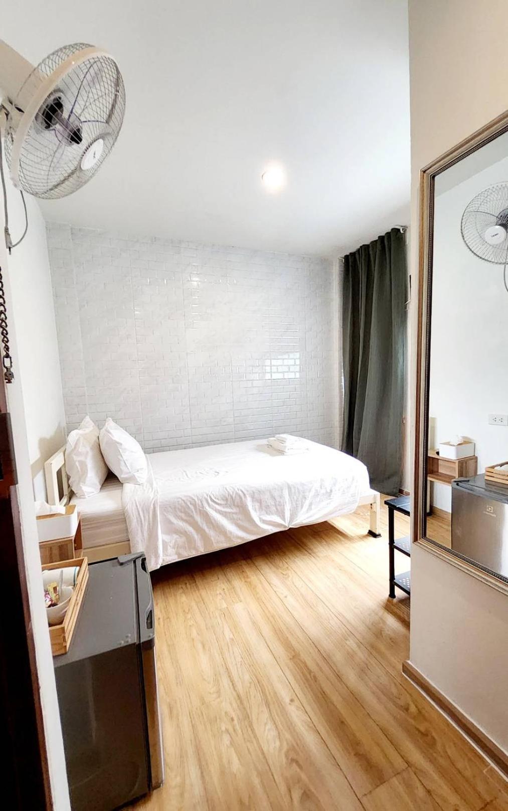 Budget Single Room with Window photo 1