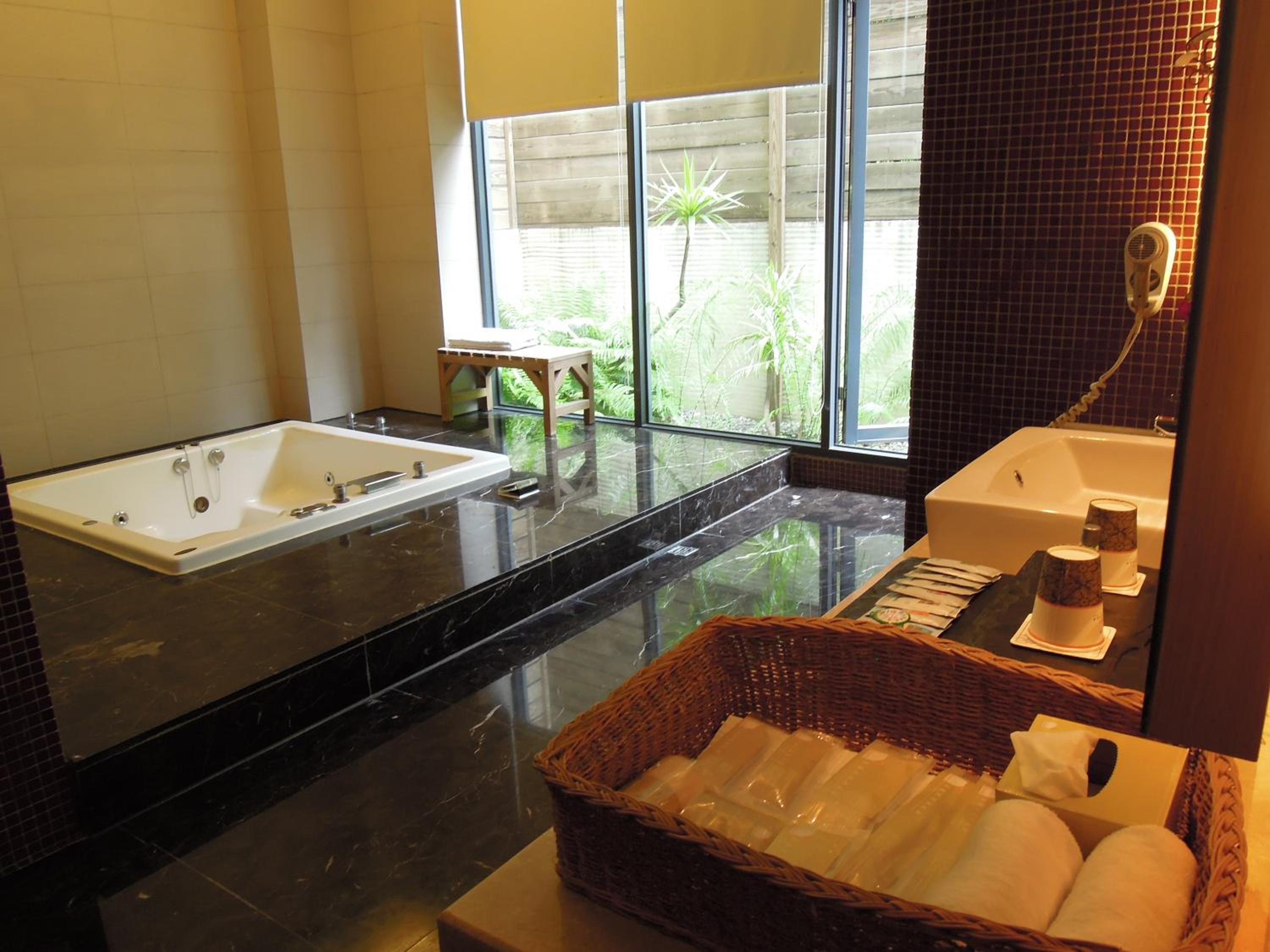 Deluxe Double Room - Photo 9