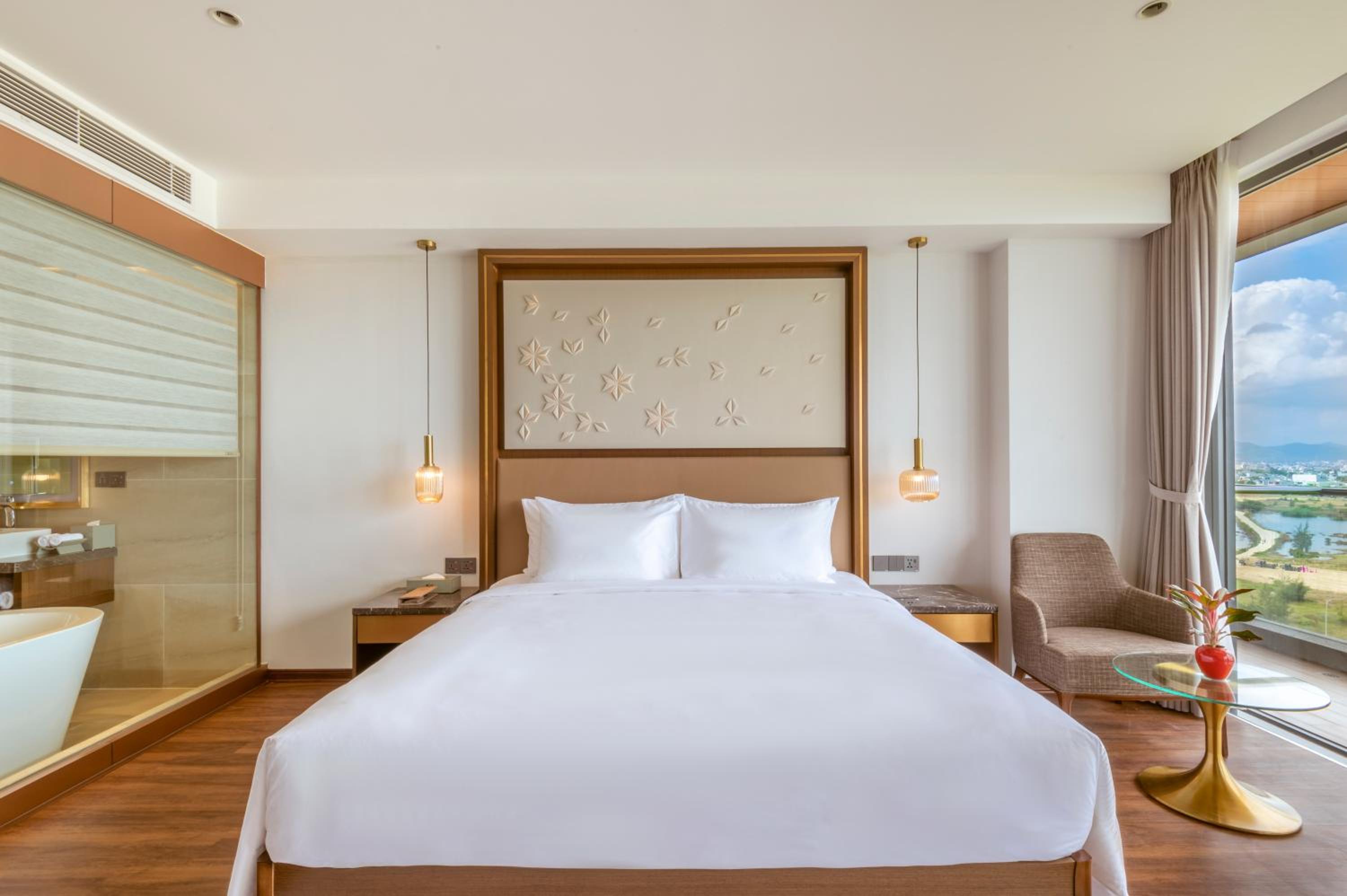 Deluxe Double Room with Balcony and Bathtub - Photo 4