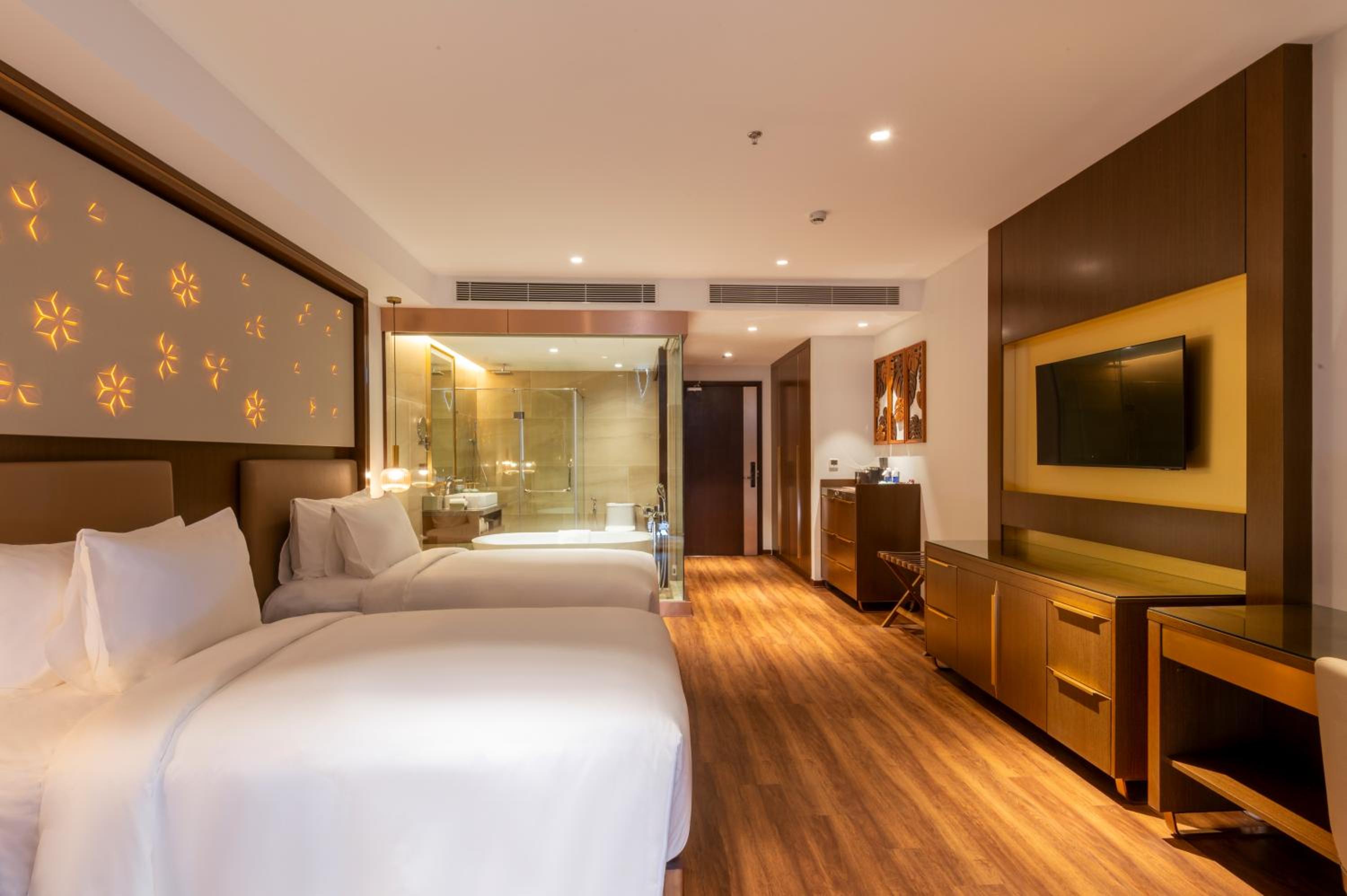 Deluxe Twin Room with Balcony and Bathtub - Photo 6