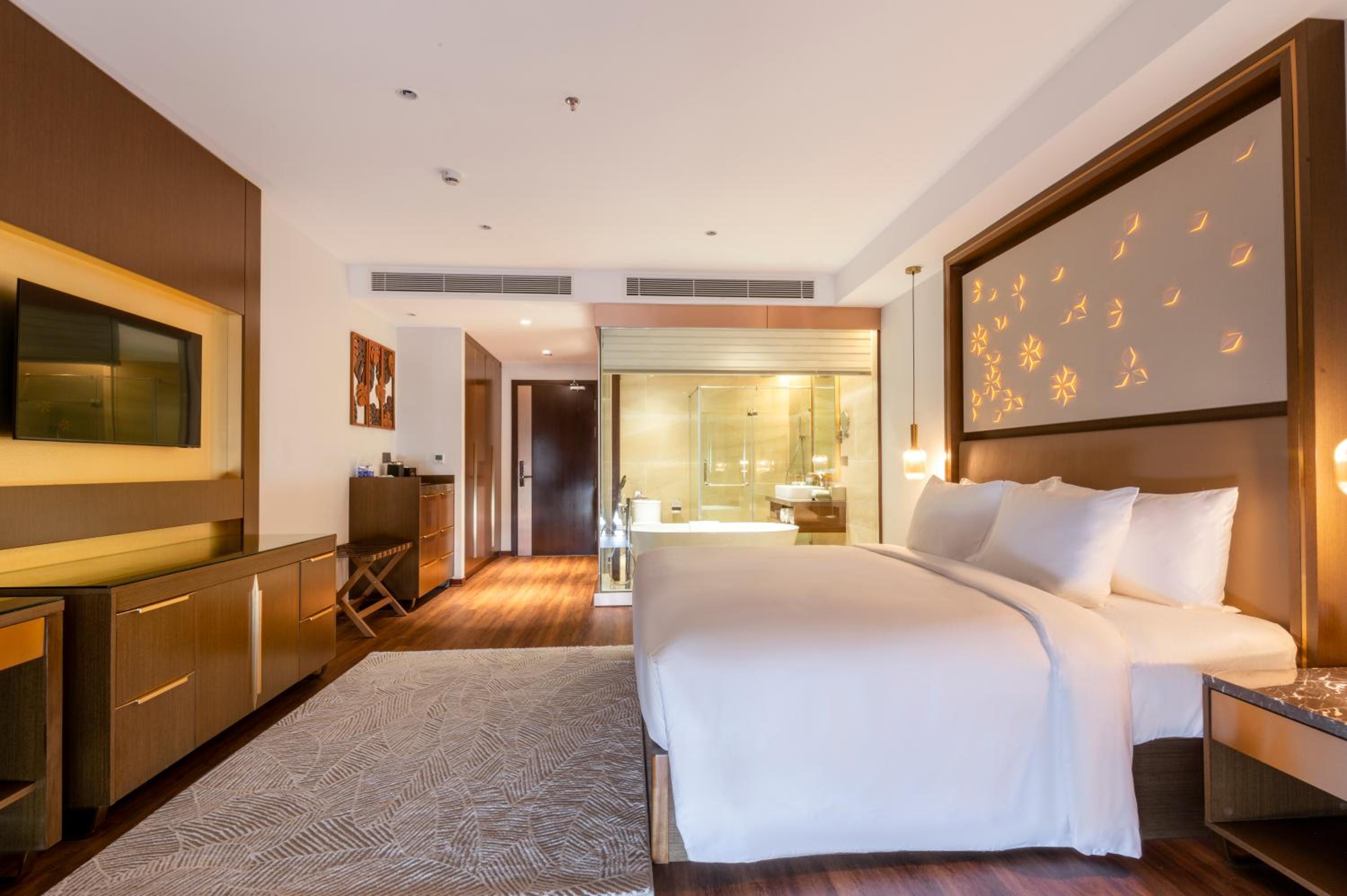 Deluxe Double Room with Balcony and Bathtub - Photo 6