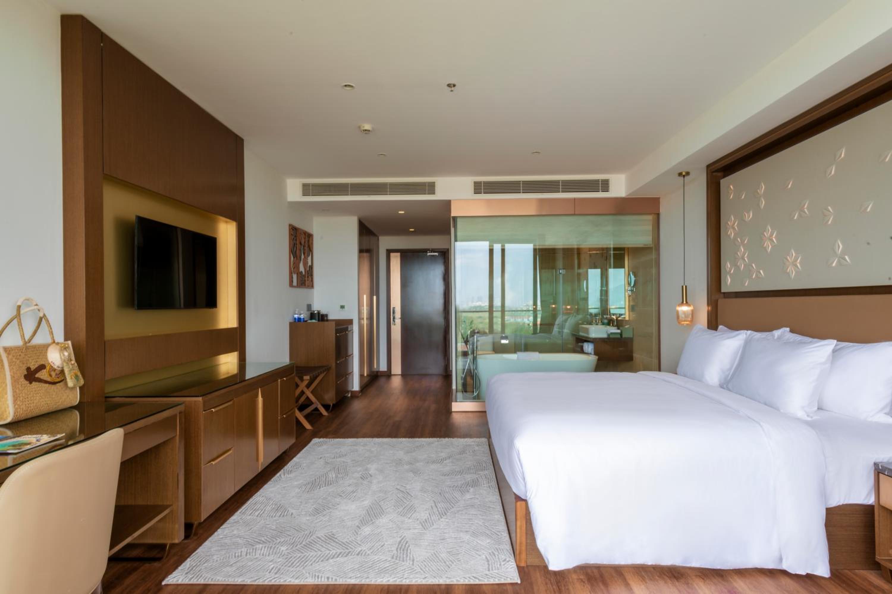 Deluxe Double Room with Balcony and Bathtub - Photo 8