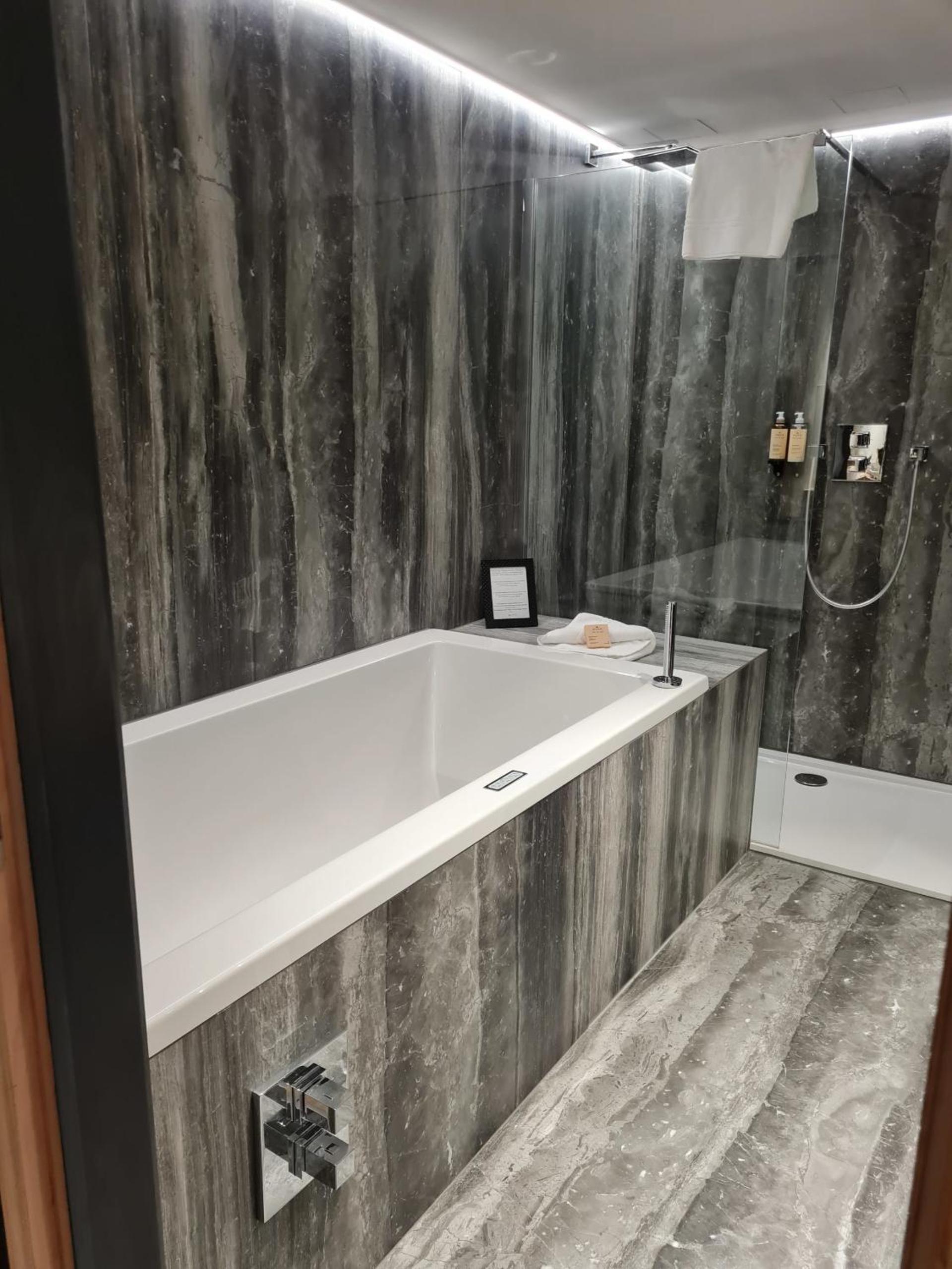 Suite with Spa Bath - Photo 5
