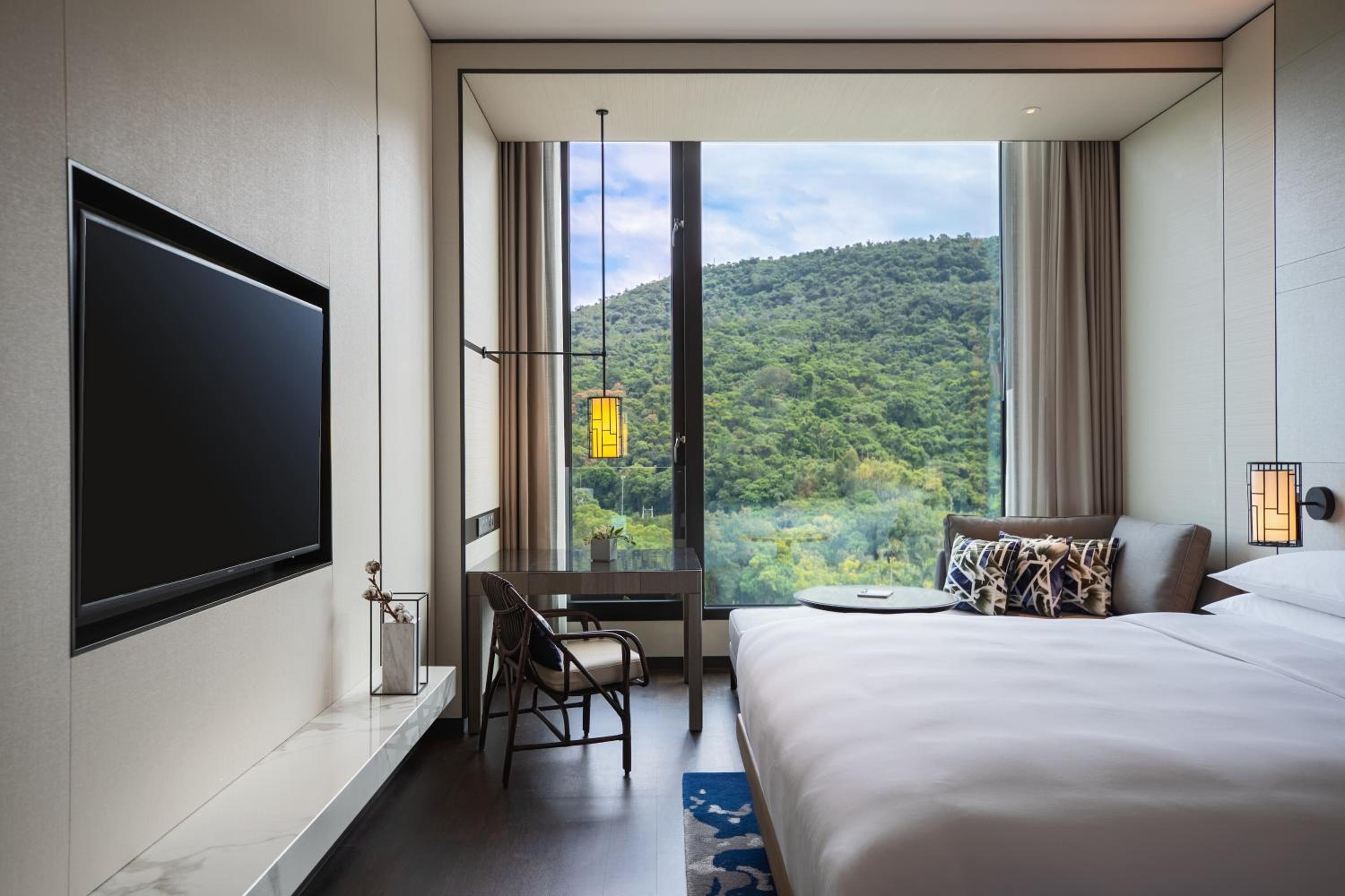Premier Guest Room with King Bed, Sofa and Mountain View photo 3