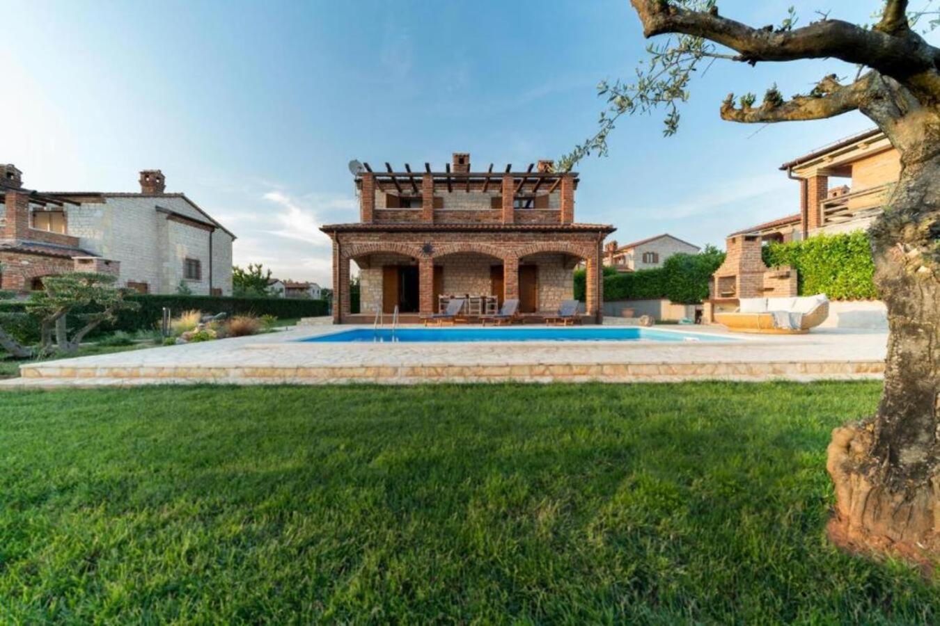 Villa photo 2