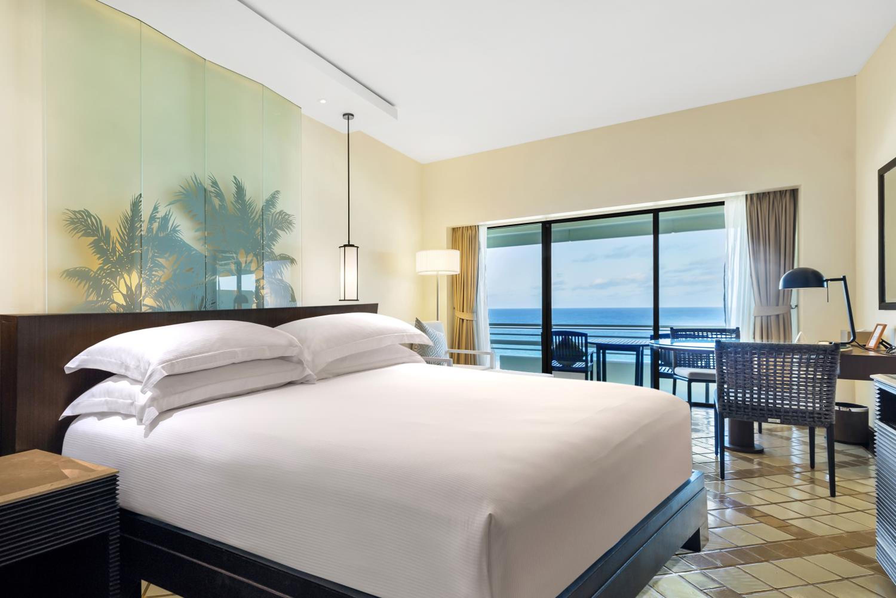 Deluxe King Room with Sea View - Photo 4