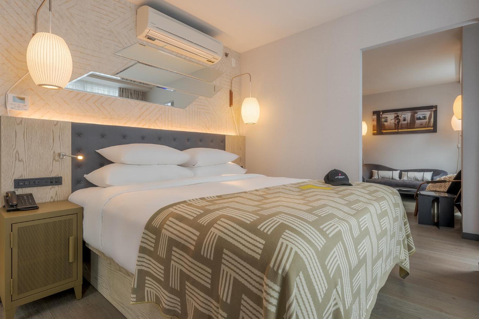 Junior Suite with Balcony and View thumbnail 6
