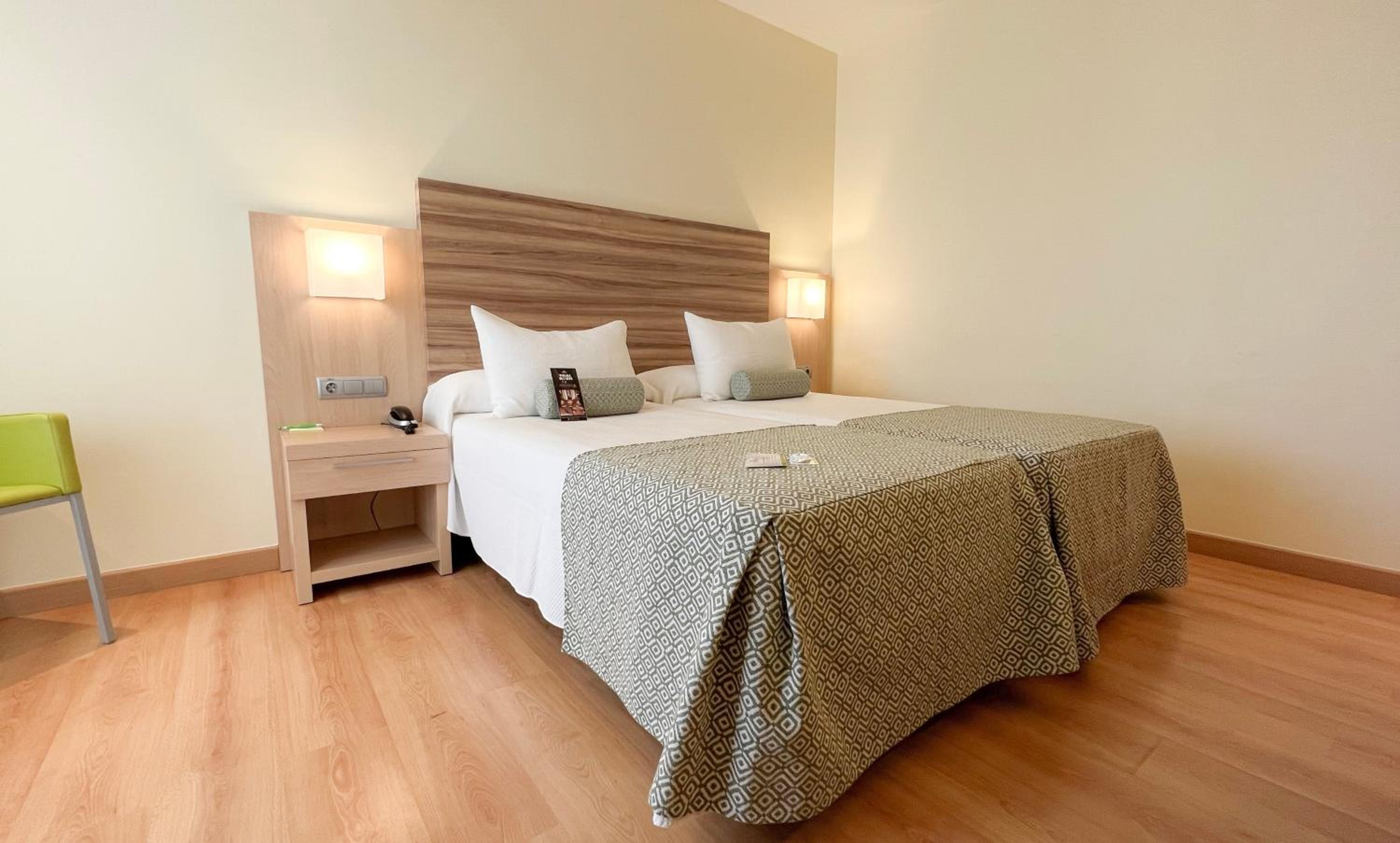 Twin Room with Balcony - Photo 3
