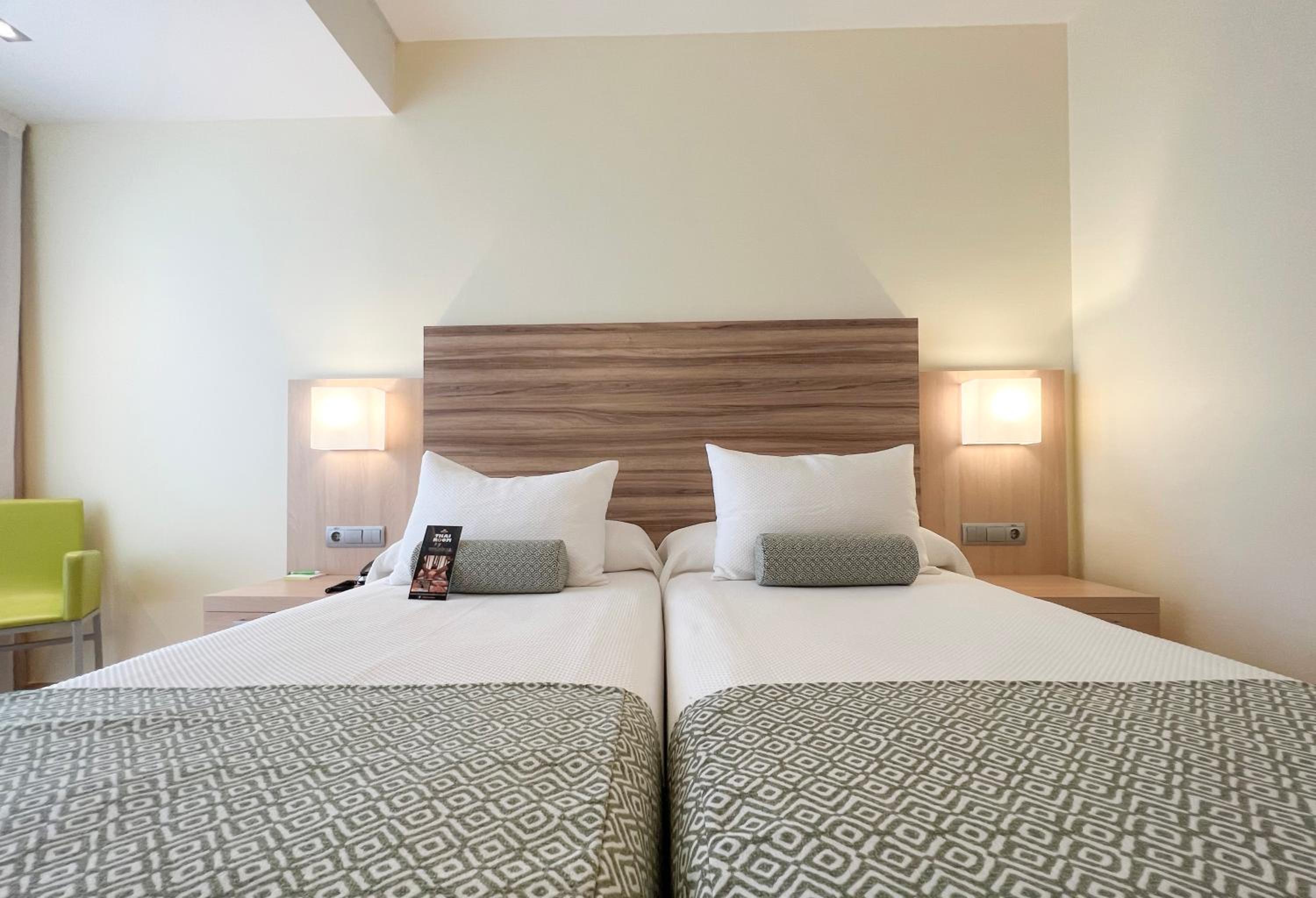 Twin Room with Balcony - Photo 4