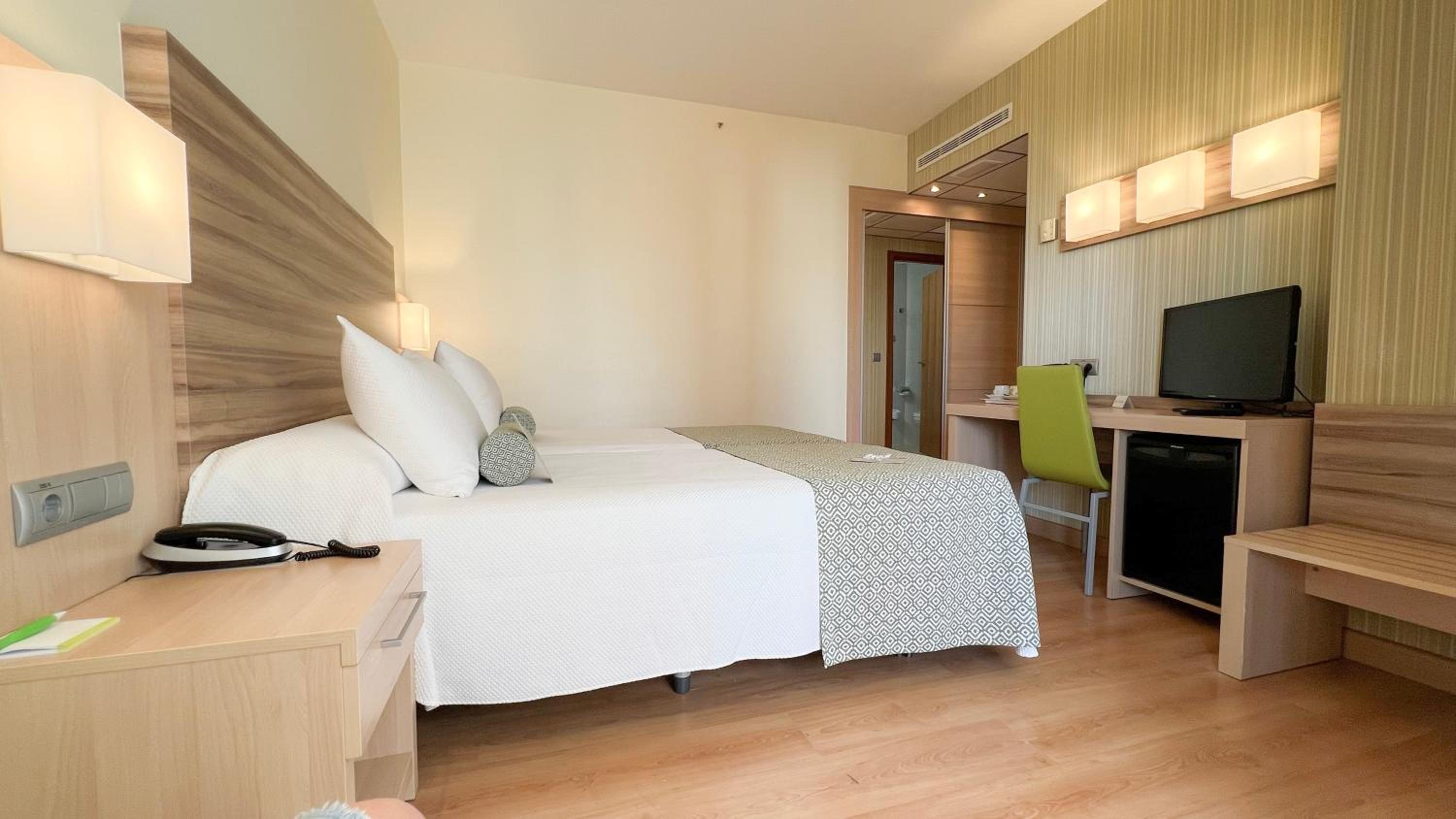 Twin Room with Balcony - Photo 5