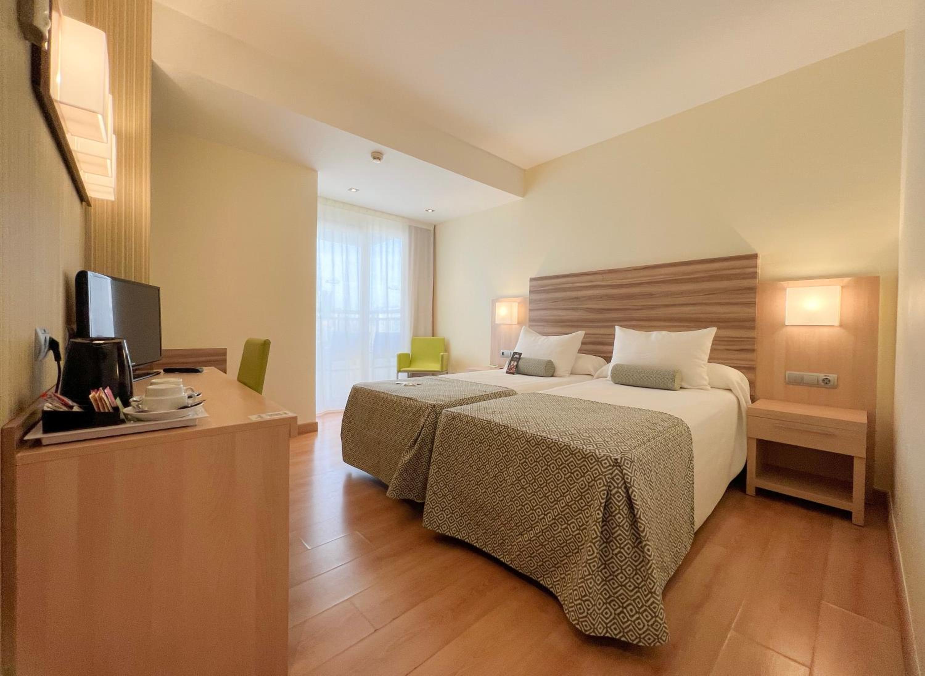Twin Room with Balcony - Photo 6