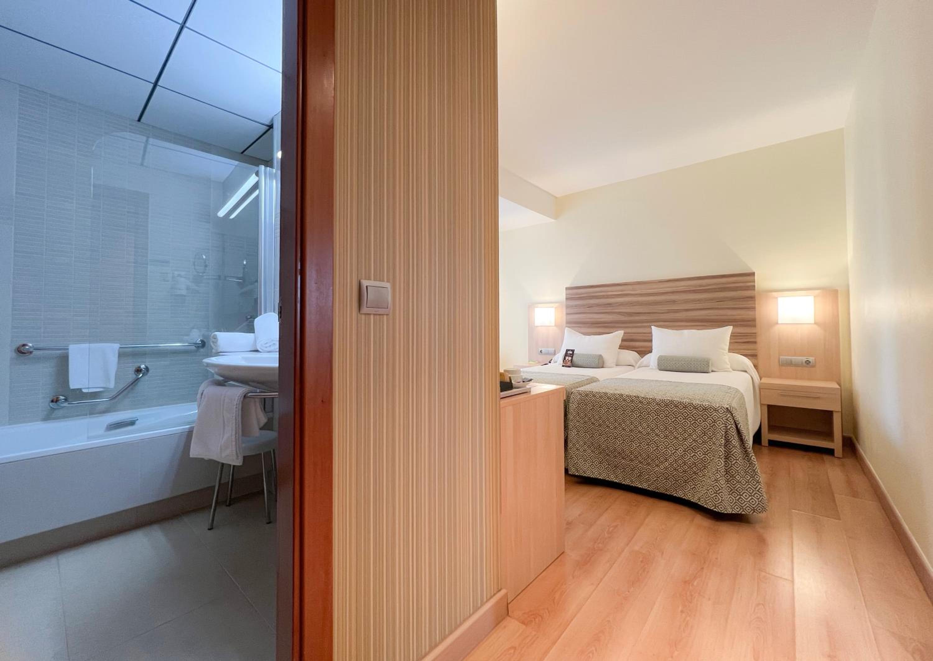 Twin Room with Balcony - Photo 7