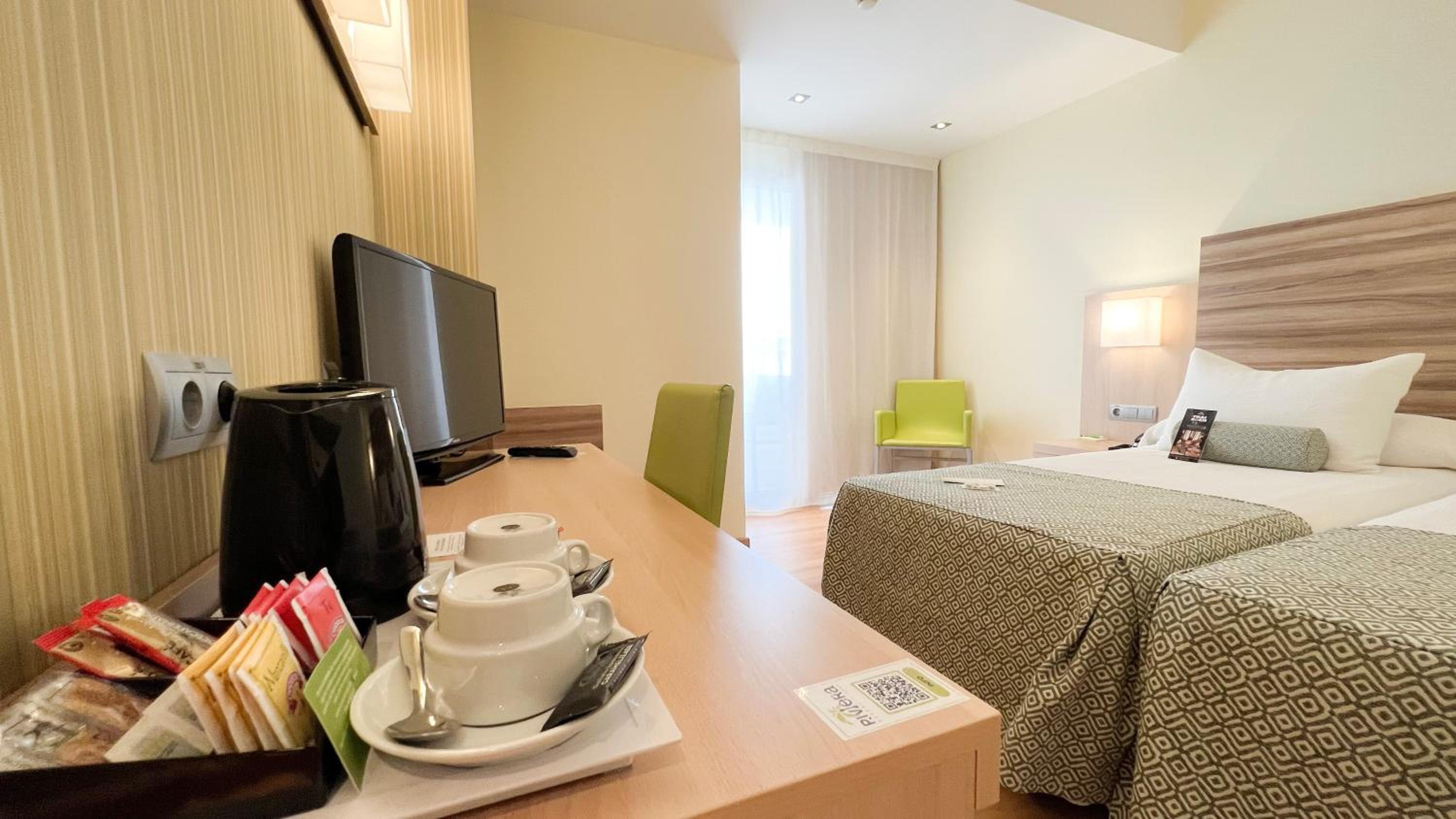 Twin Room with Balcony - Photo 9