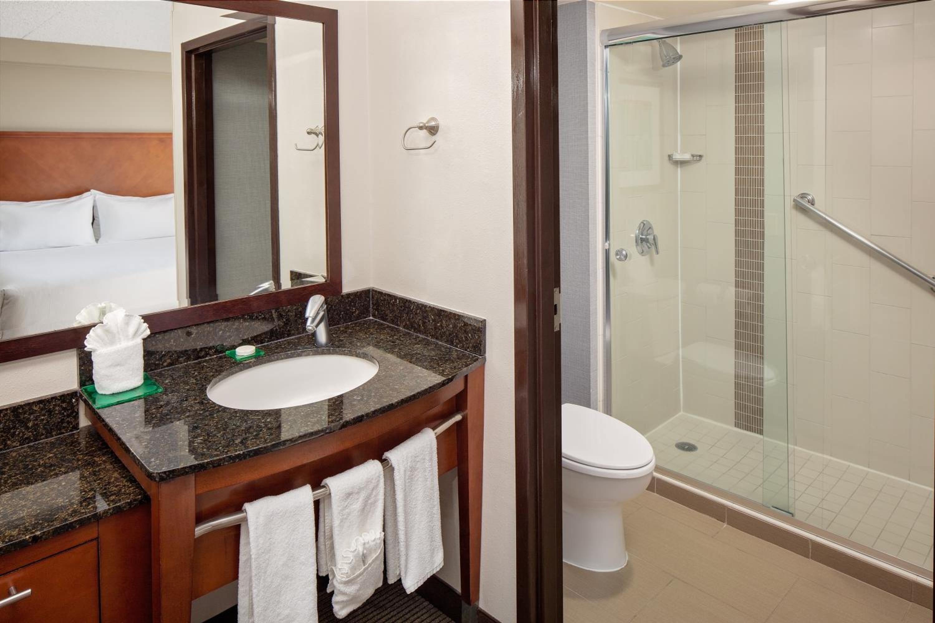 Double Room with Two Double Beds, Sofa Bed and Bathtub - Mobility Access