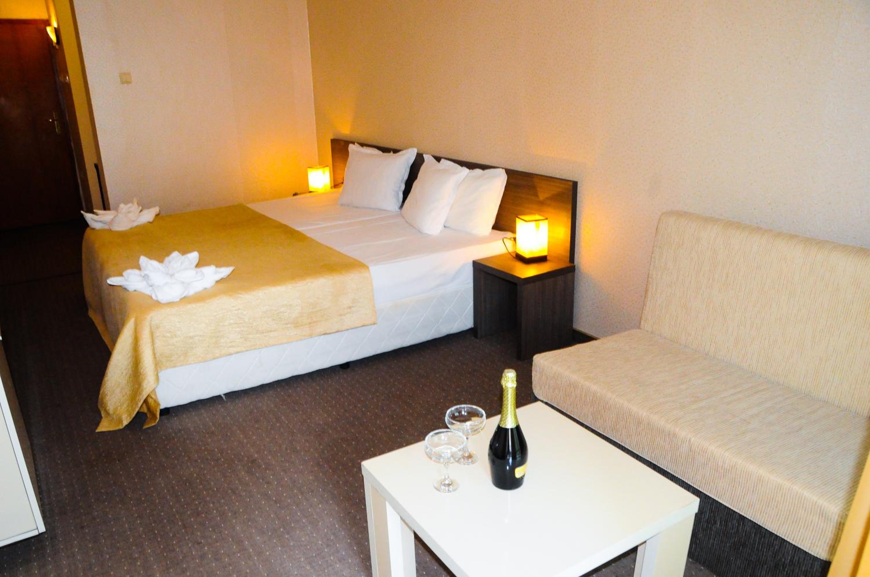 Double or Twin Room (2 Adults + 1 Child) - Photo 1