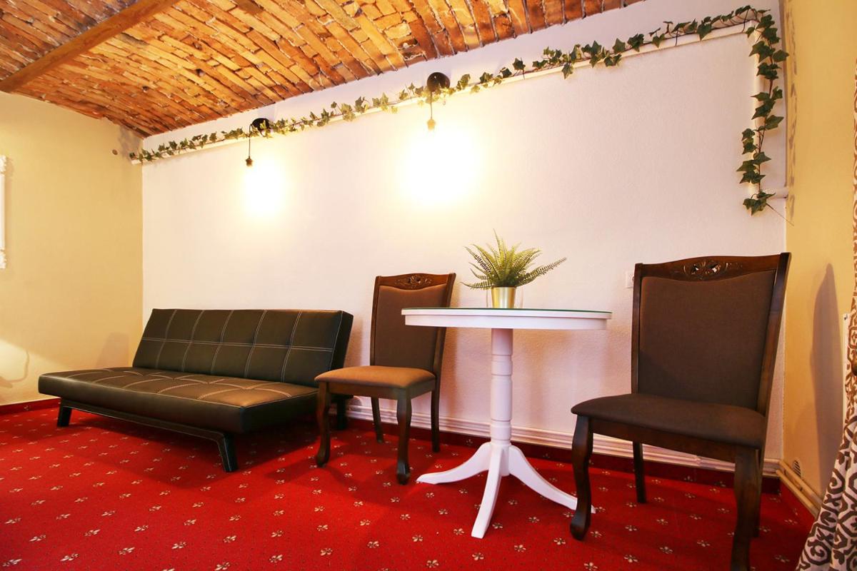Family Room - Photo 2