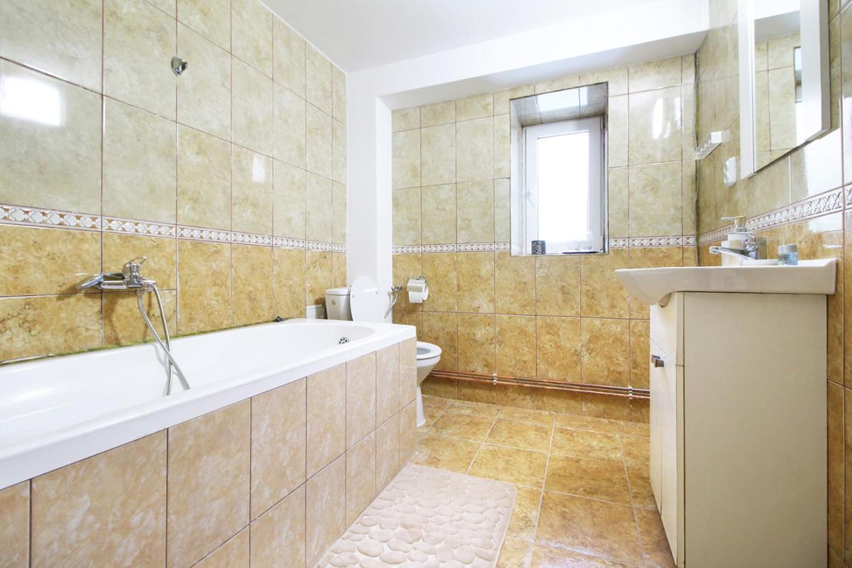 Double Room with Private Bathroom - Photo 11
