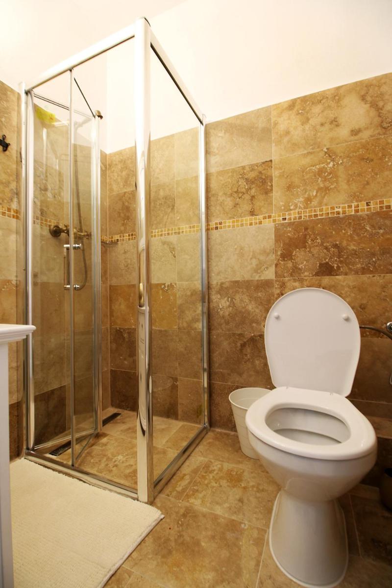 Double Room with Private Bathroom - Photo 10