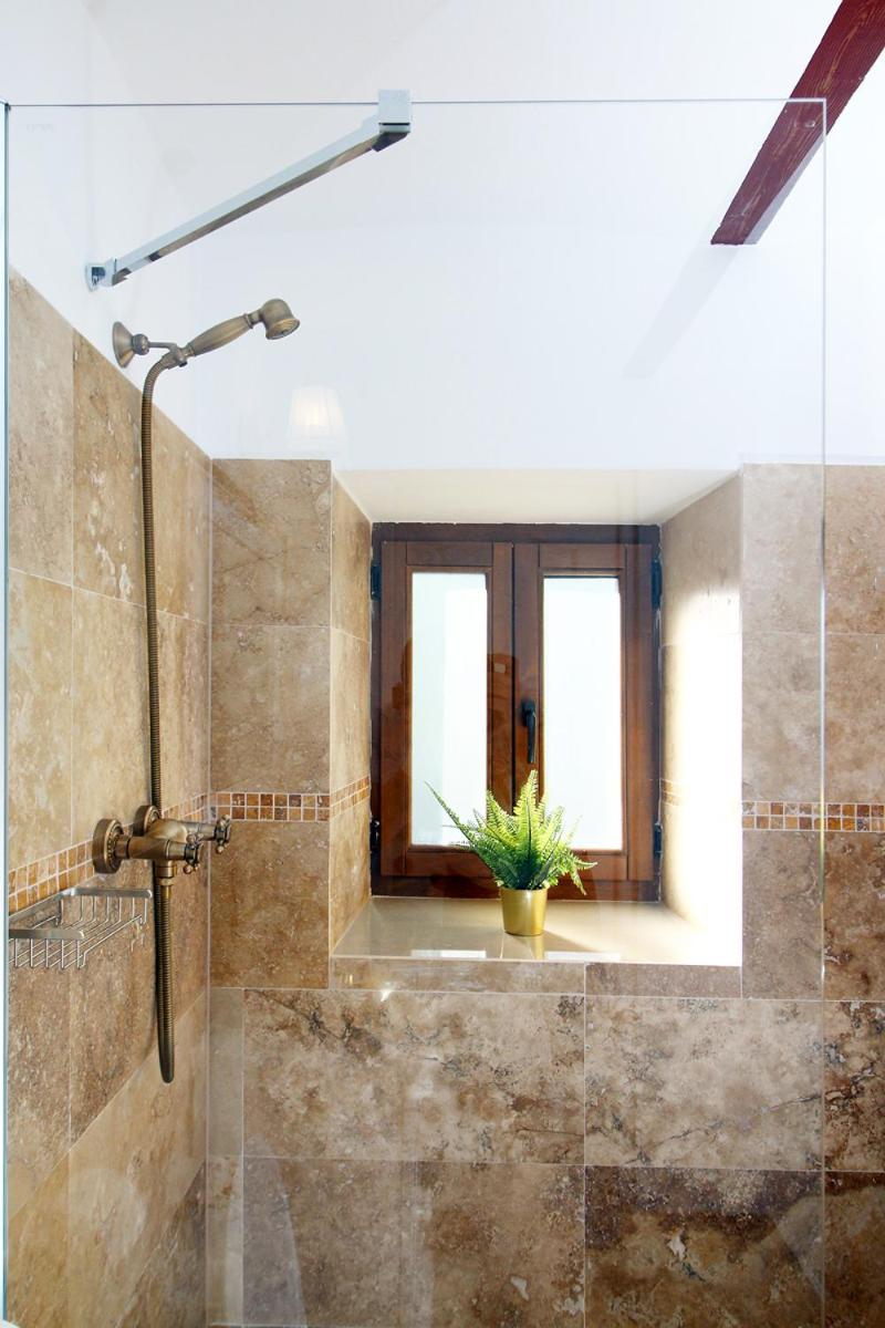 Double Room with Private Bathroom - Photo 12